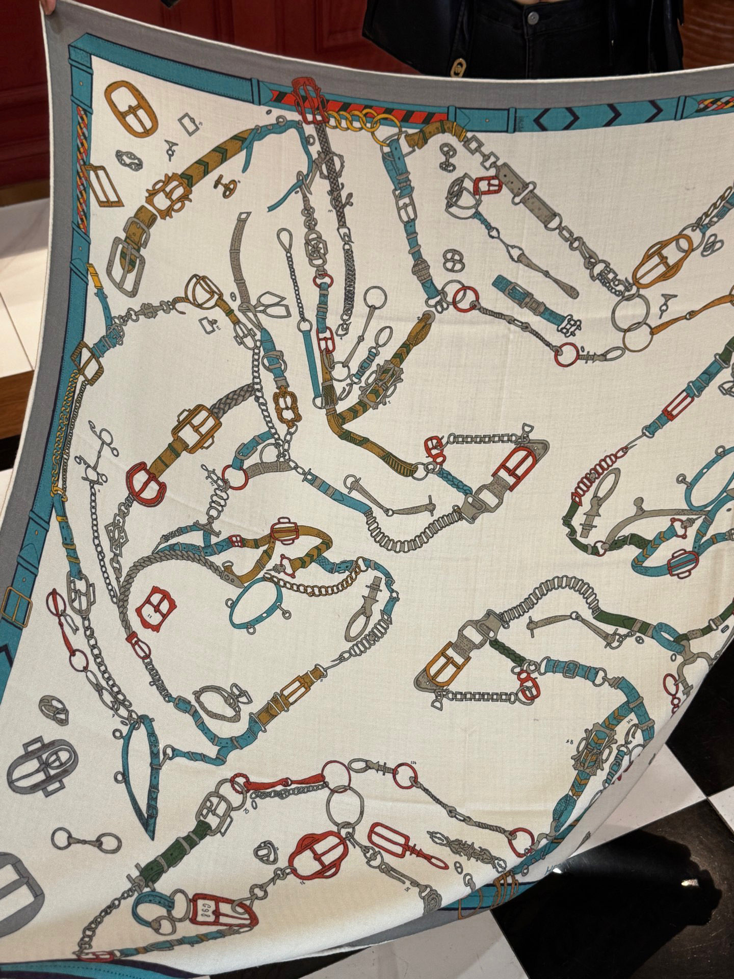 羊绒新款🆕👏👏买了都说好看‼️推荐💕爱马仕双面同色羊绒方巾【跃动的马儿双面同色140】，顶级工艺超值‼️