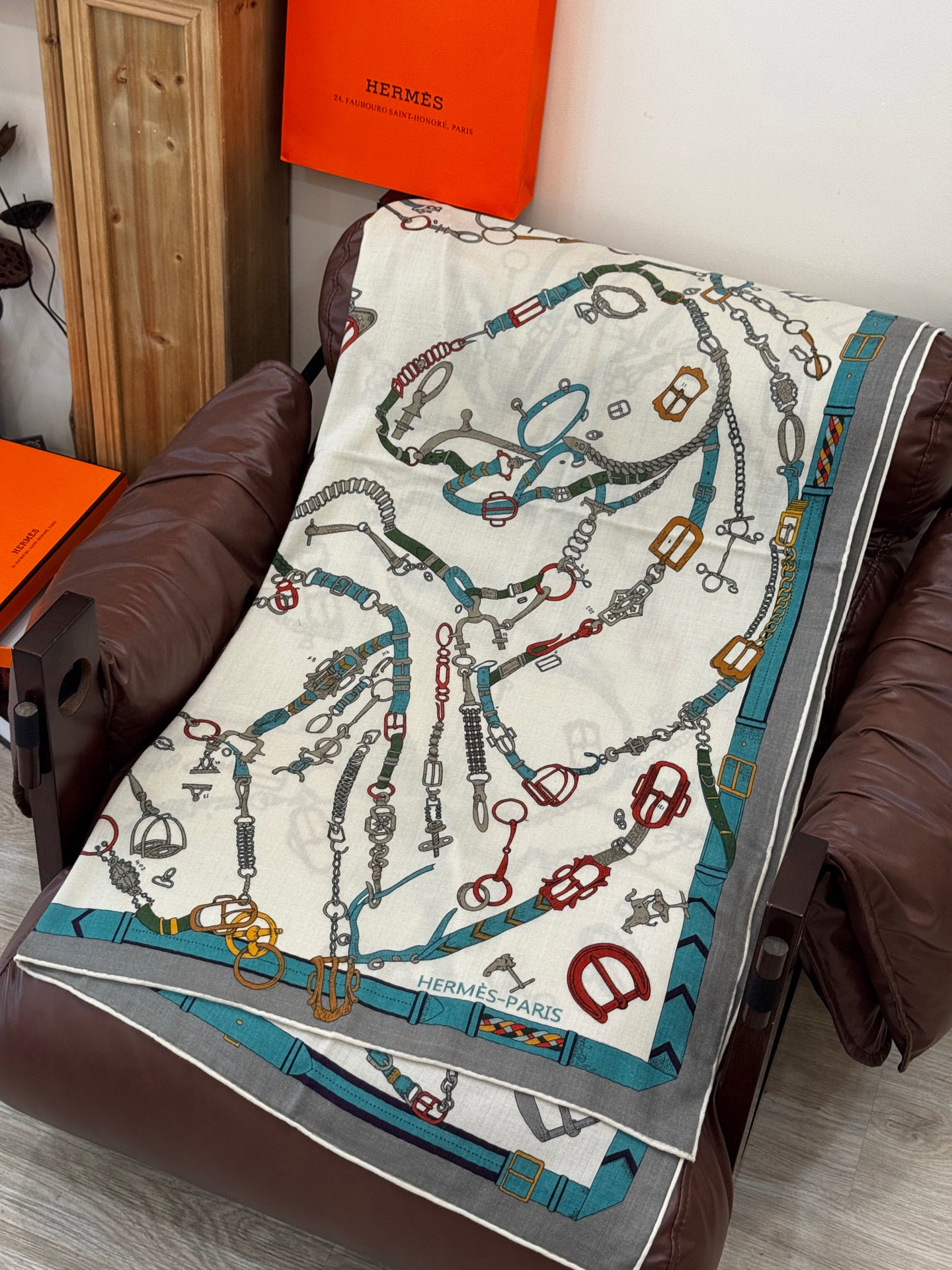 羊绒新款🆕👏👏买了都说好看‼️推荐💕爱马仕双面同色羊绒方巾【跃动的马儿双面同色140】，顶级工艺超值‼️