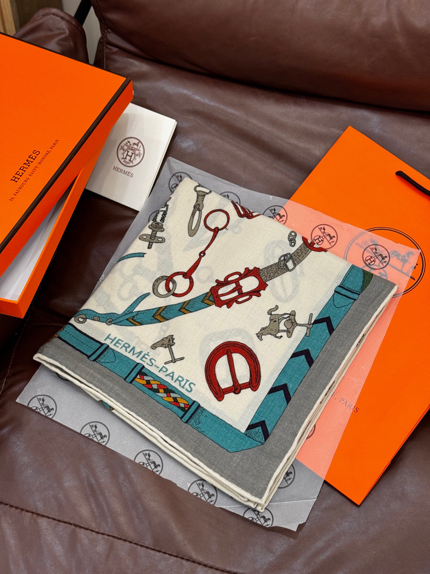 羊绒新款🆕👏👏买了都说好看‼️推荐💕爱马仕双面同色羊绒方巾【跃动的马儿双面同色140】，顶级工艺超值‼️