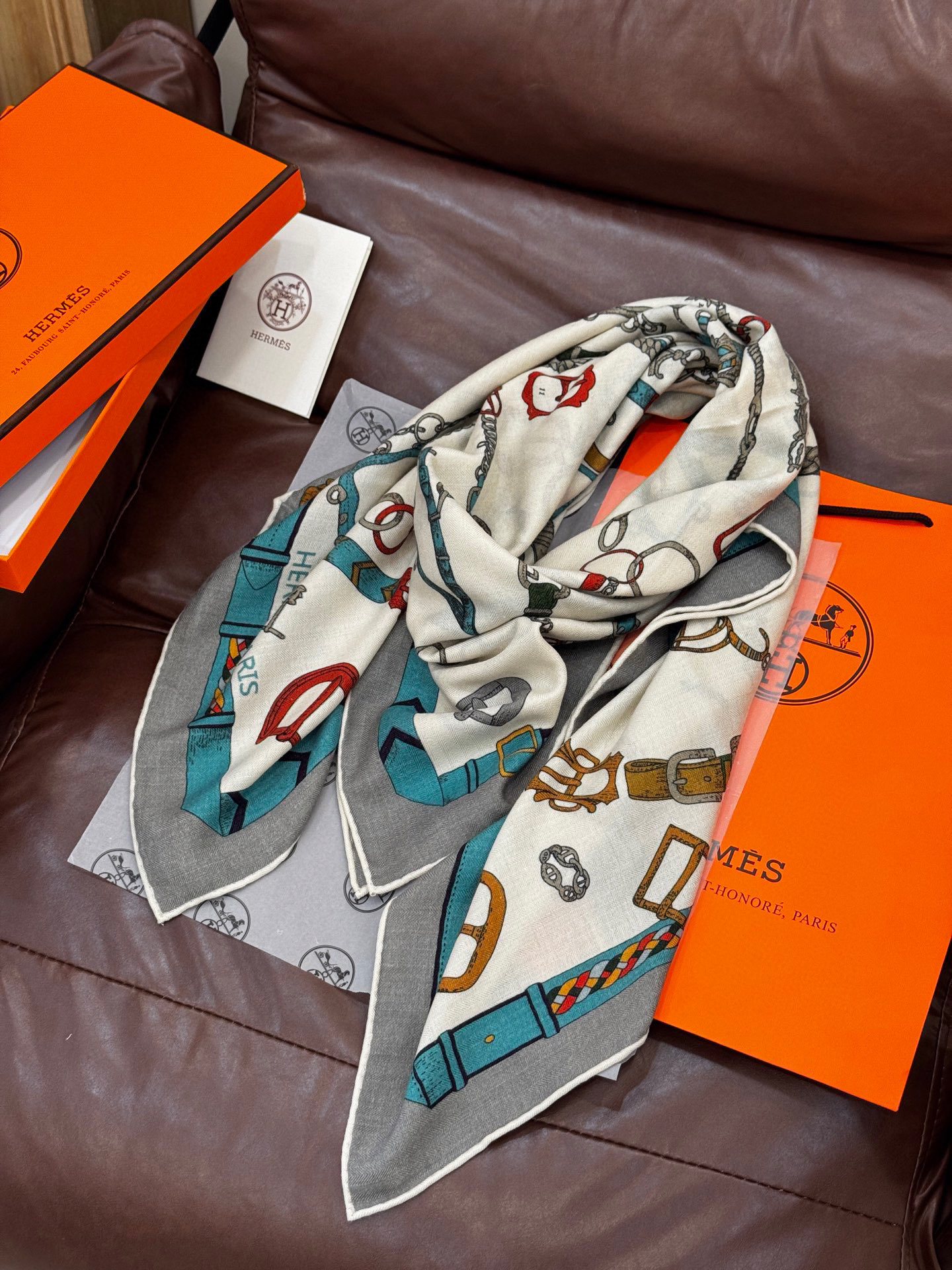 羊绒新款🆕👏👏买了都说好看‼️推荐💕爱马仕双面同色羊绒方巾【跃动的马儿双面同色140】，顶级工艺超值‼️