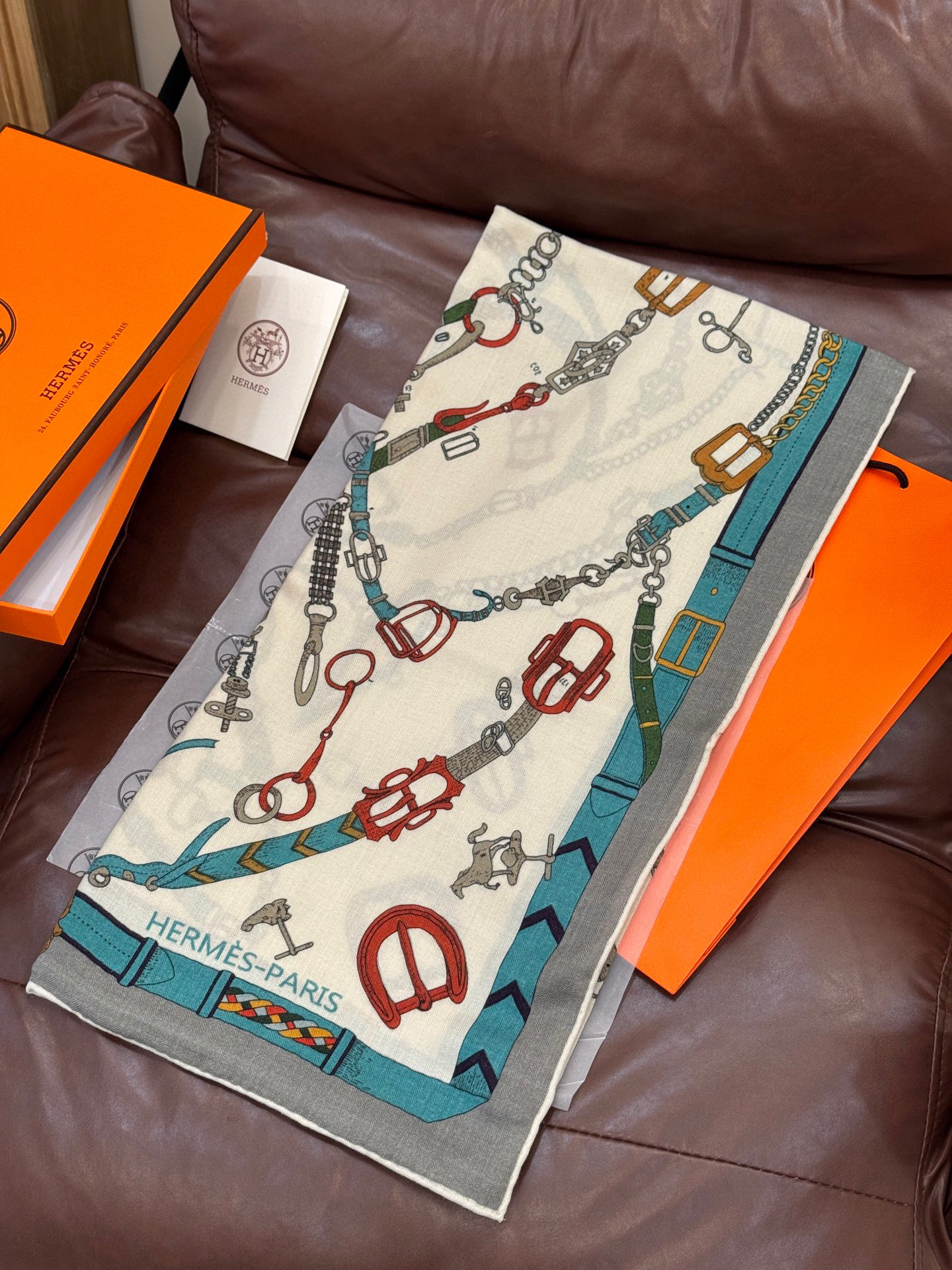 羊绒新款🆕👏👏买了都说好看‼️推荐💕爱马仕双面同色羊绒方巾【跃动的马儿双面同色140】，顶级工艺超值‼️