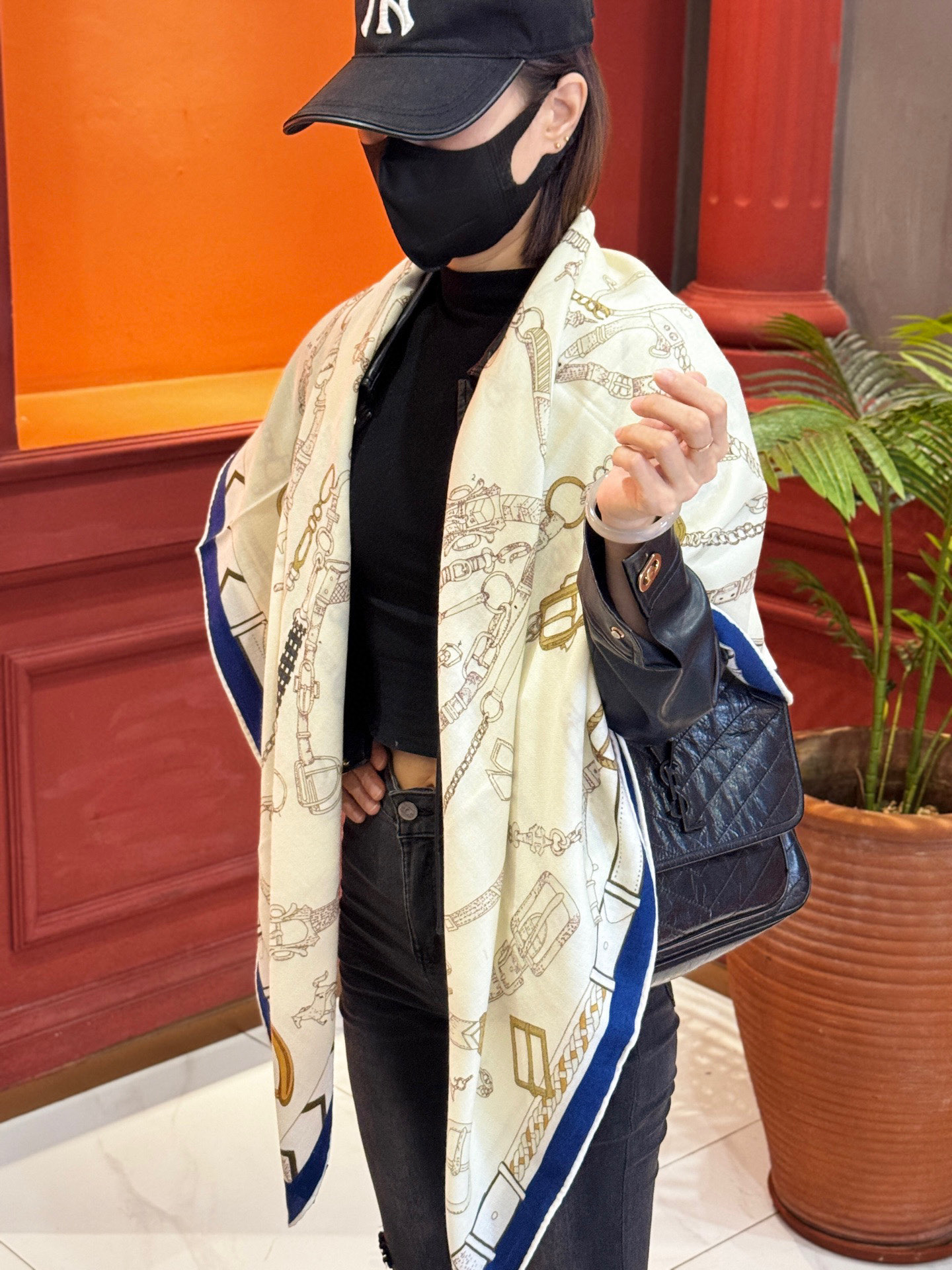 羊绒新款🆕👏👏买了都说好看‼️推荐💕爱马仕双面同色羊绒方巾【跃动的马儿双面同色140】，顶级工艺超值‼️