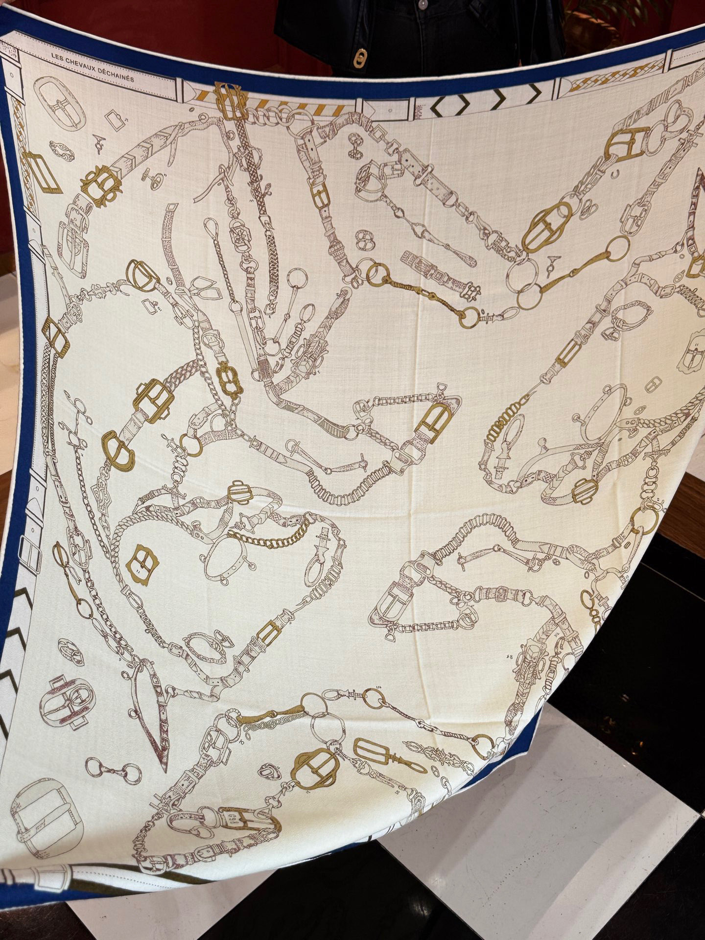 羊绒新款🆕👏👏买了都说好看‼️推荐💕爱马仕双面同色羊绒方巾【跃动的马儿双面同色140】，顶级工艺超值‼️