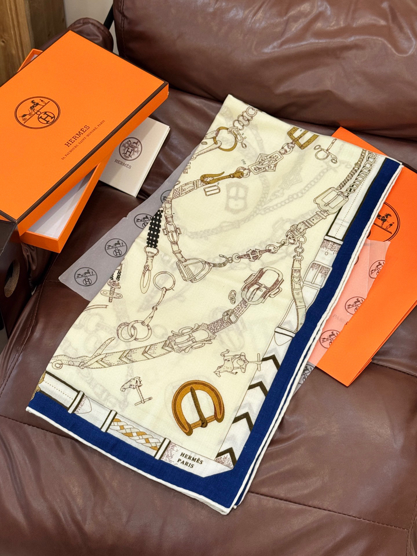 羊绒新款🆕👏👏买了都说好看‼️推荐💕爱马仕双面同色羊绒方巾【跃动的马儿双面同色140】，顶级工艺超值‼️