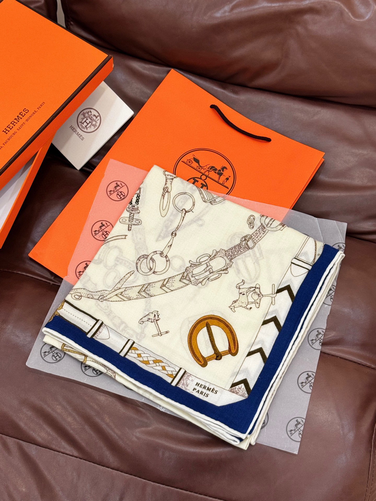 羊绒新款🆕👏👏买了都说好看‼️推荐💕爱马仕双面同色羊绒方巾【跃动的马儿双面同色140】，顶级工艺超值‼️