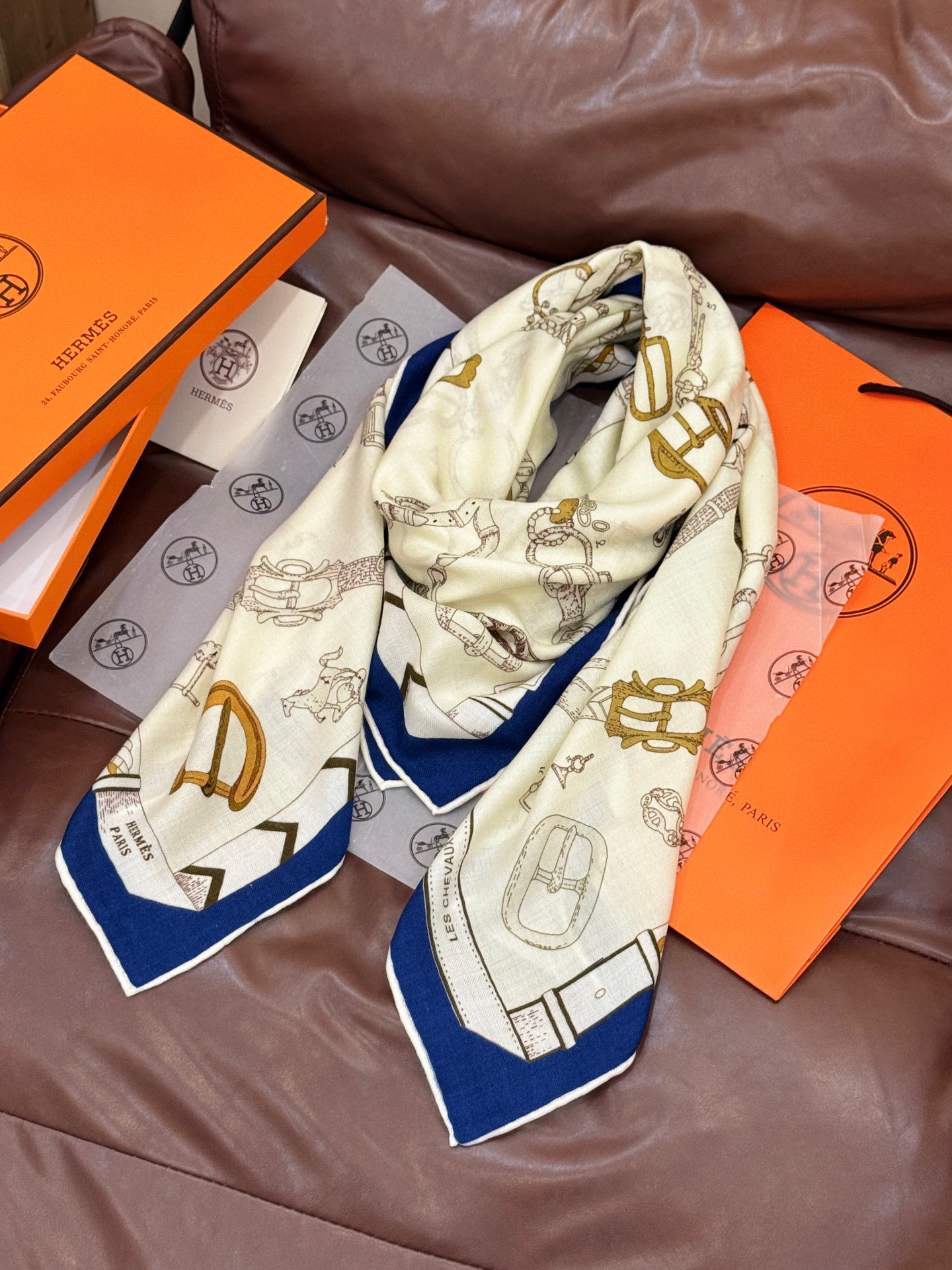 羊绒新款🆕👏👏买了都说好看‼️推荐💕爱马仕双面同色羊绒方巾【跃动的马儿双面同色140】，顶级工艺超值‼️