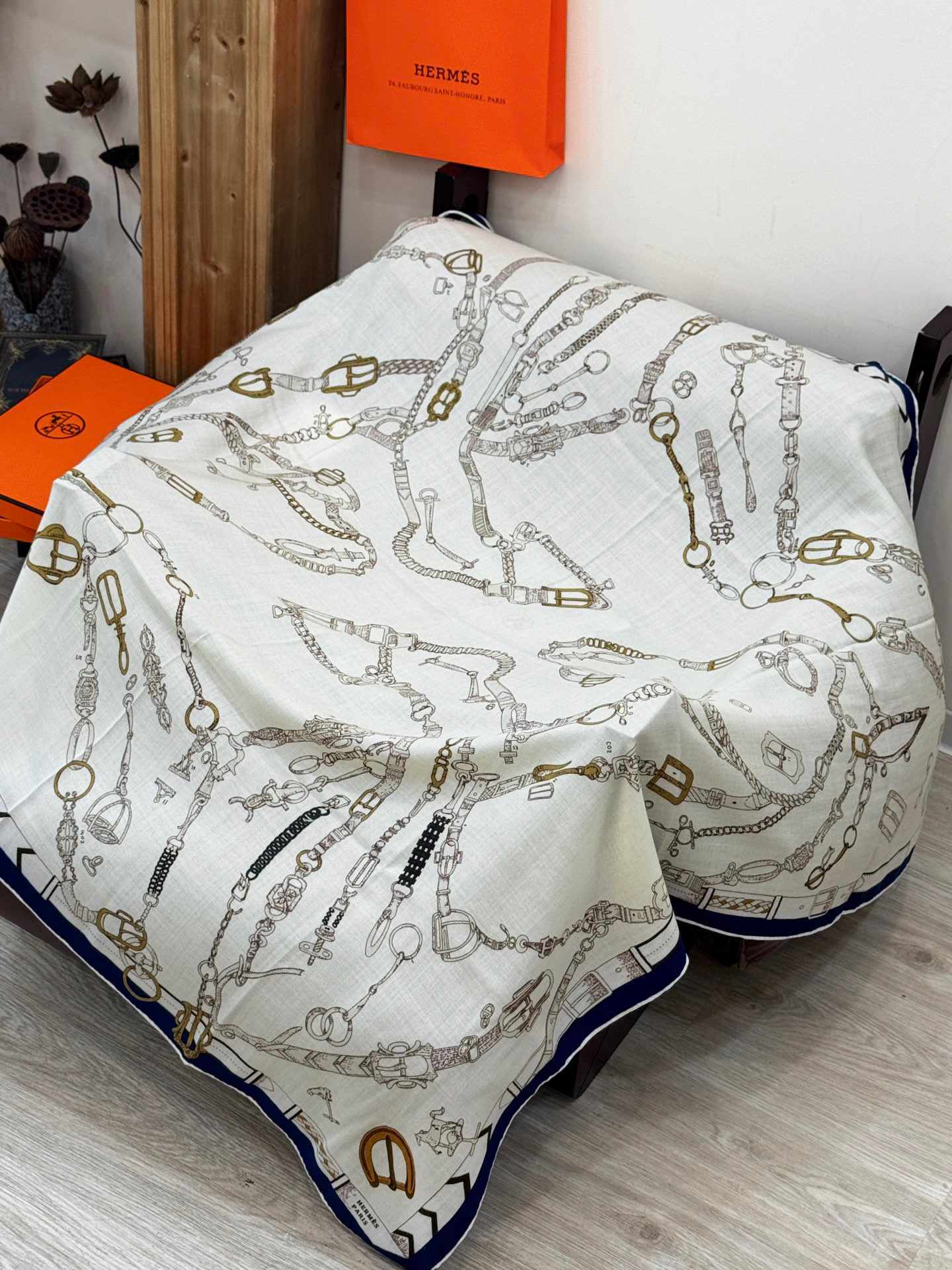 羊绒新款🆕👏👏买了都说好看‼️推荐💕爱马仕双面同色羊绒方巾【跃动的马儿双面同色140】，顶级工艺超值‼️