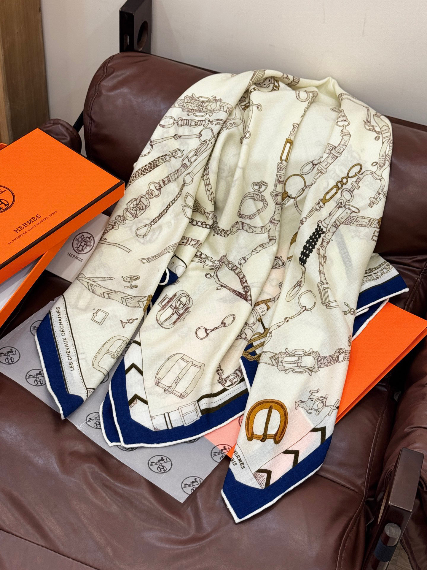 羊绒新款🆕👏👏买了都说好看‼️推荐💕爱马仕双面同色羊绒方巾【跃动的马儿双面同色140】，顶级工艺超值‼️