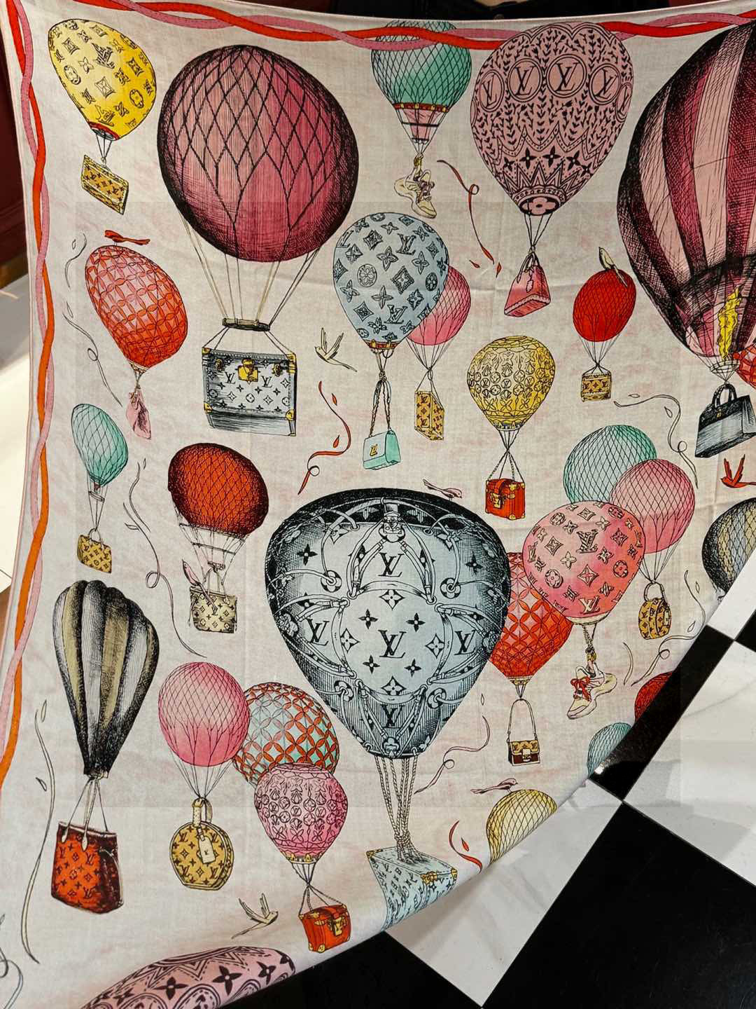 ❄【双面同色】原单Lv140cm丝绒方巾，《热气球》，本款方巾全新加入 U价🉐️ and Away 系列