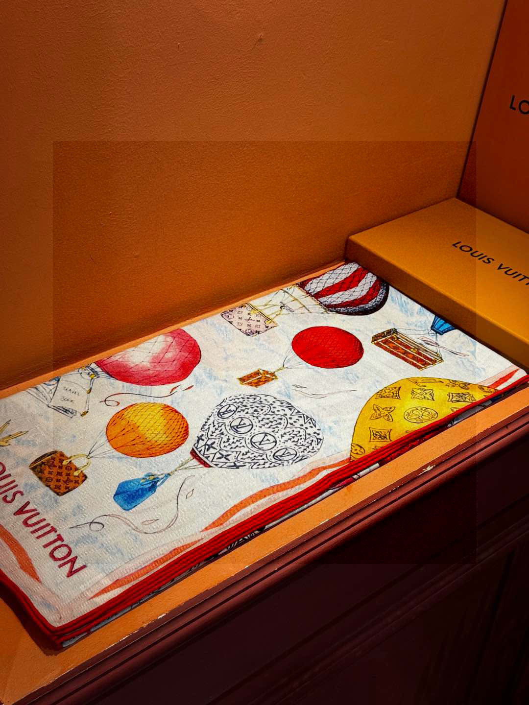 ❄【双面同色】原单Lv140cm丝绒方巾，《热气球》，本款方巾全新加入 U价🉐️ and Away 系列