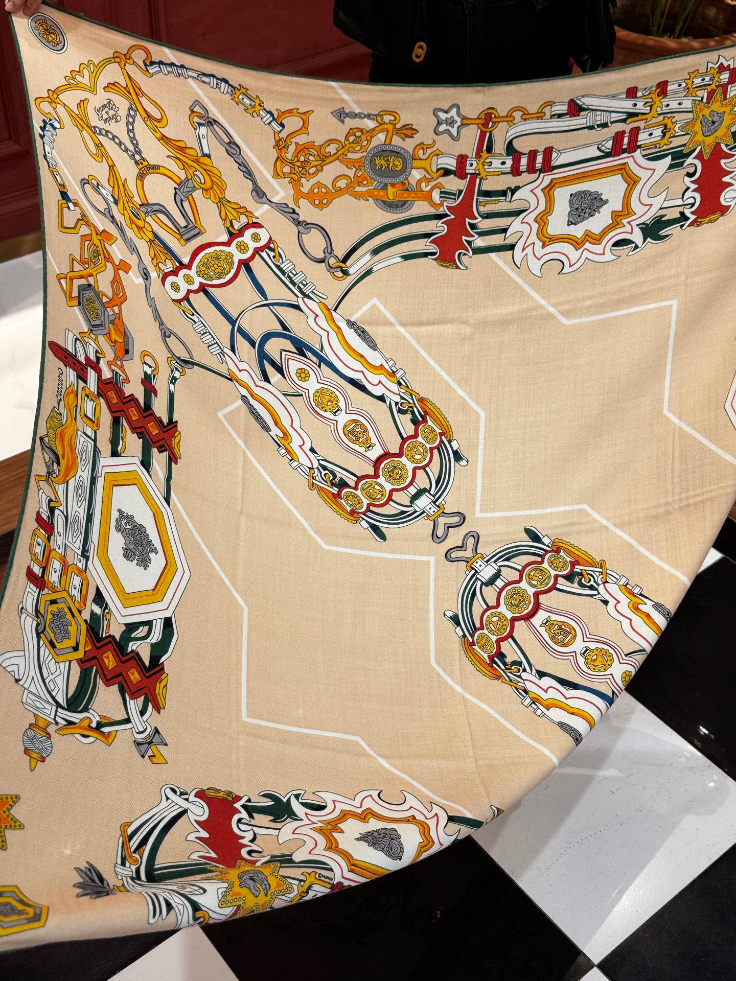 新款 秋冬搭配利器❗️顶级双面同色真丝羊绒披肩！！点睛精彩，图案和配色都超级喜欢，又一款双面配色工艺设计