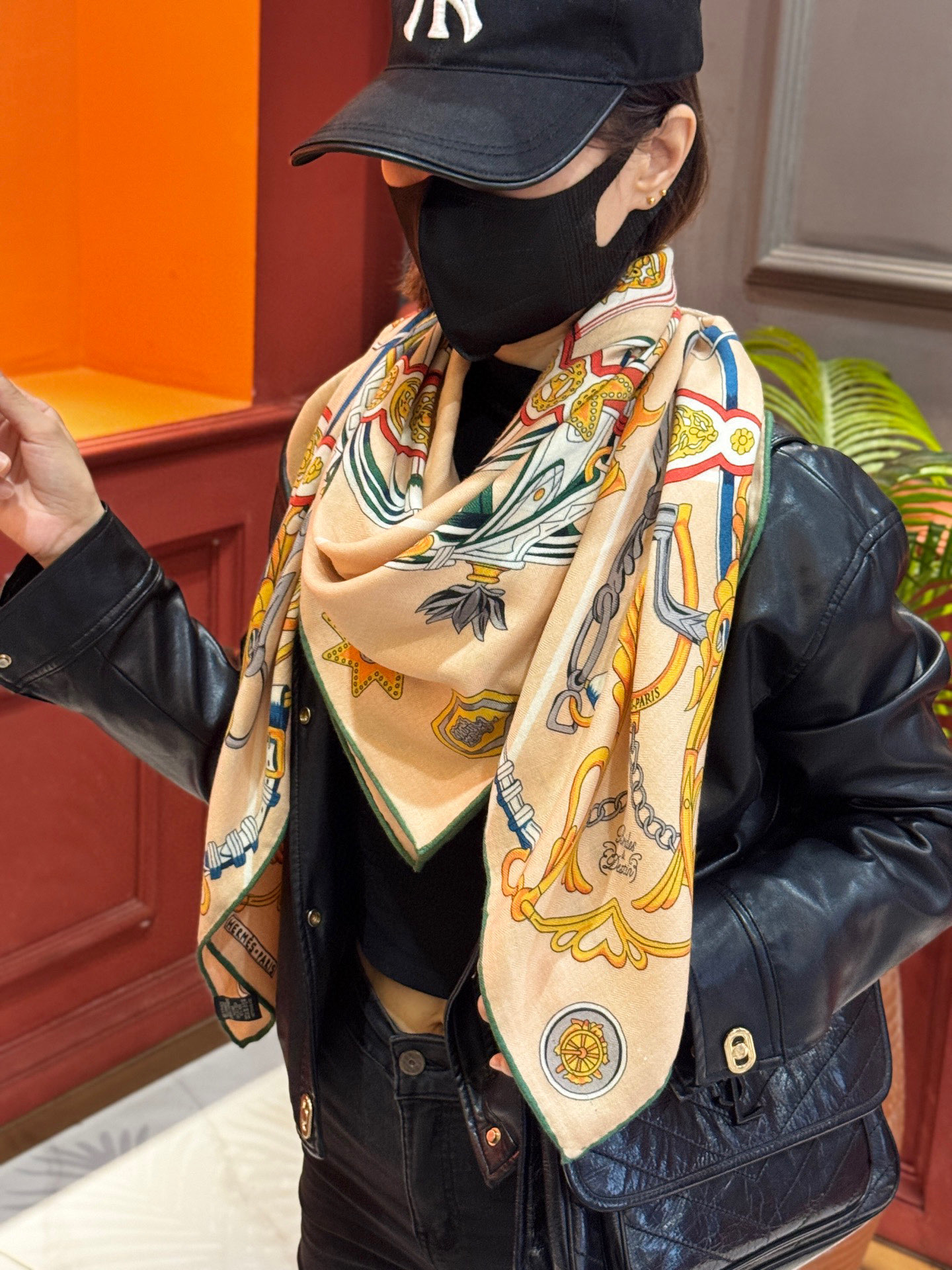 新款 秋冬搭配利器❗️顶级双面同色真丝羊绒披肩！！点睛精彩，图案和配色都超级喜欢，又一款双面配色工艺设计