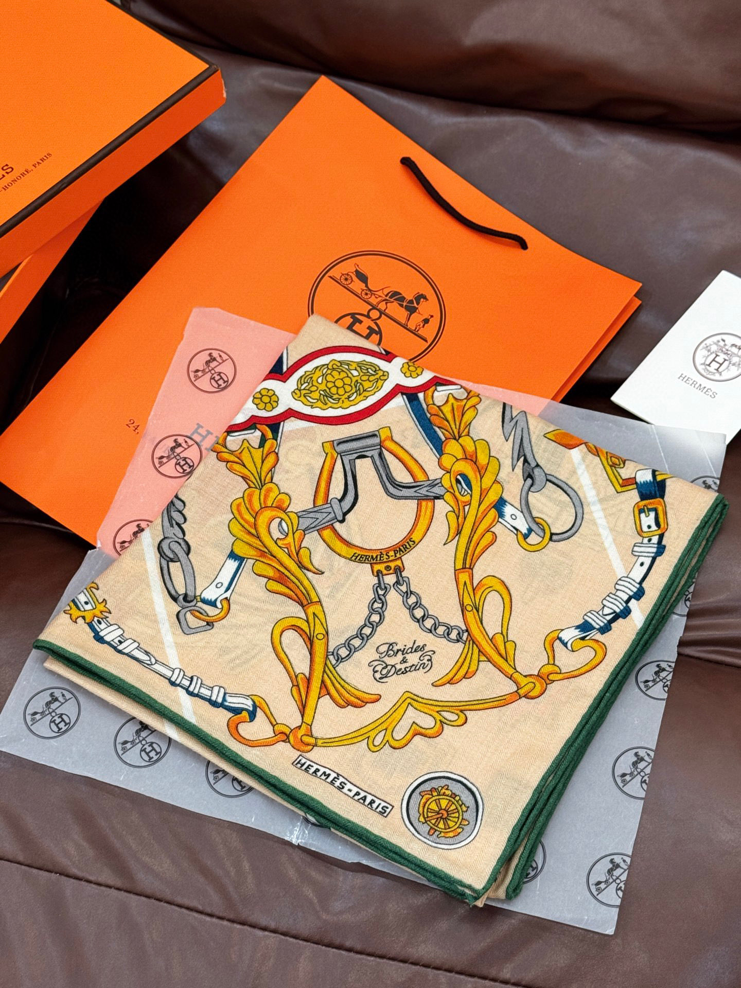 新款 秋冬搭配利器❗️顶级双面同色真丝羊绒披肩！！点睛精彩，图案和配色都超级喜欢，又一款双面配色工艺设计