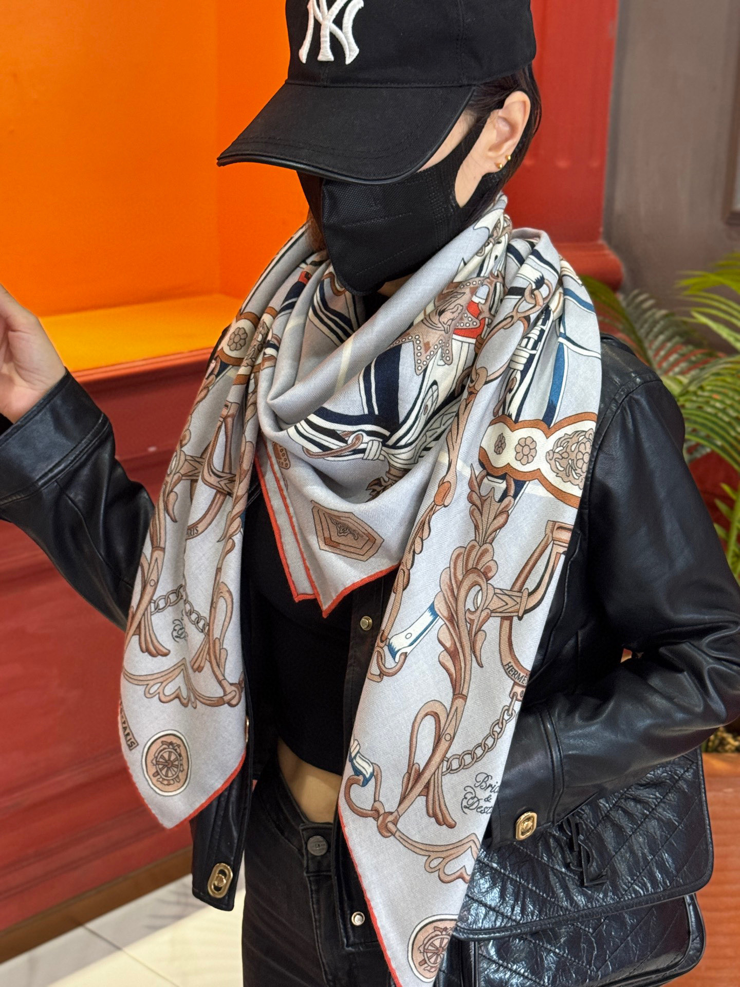 新款 秋冬搭配利器❗️顶级双面同色真丝羊绒披肩！！点睛精彩，图案和配色都超级喜欢，又一款双面配色工艺设计