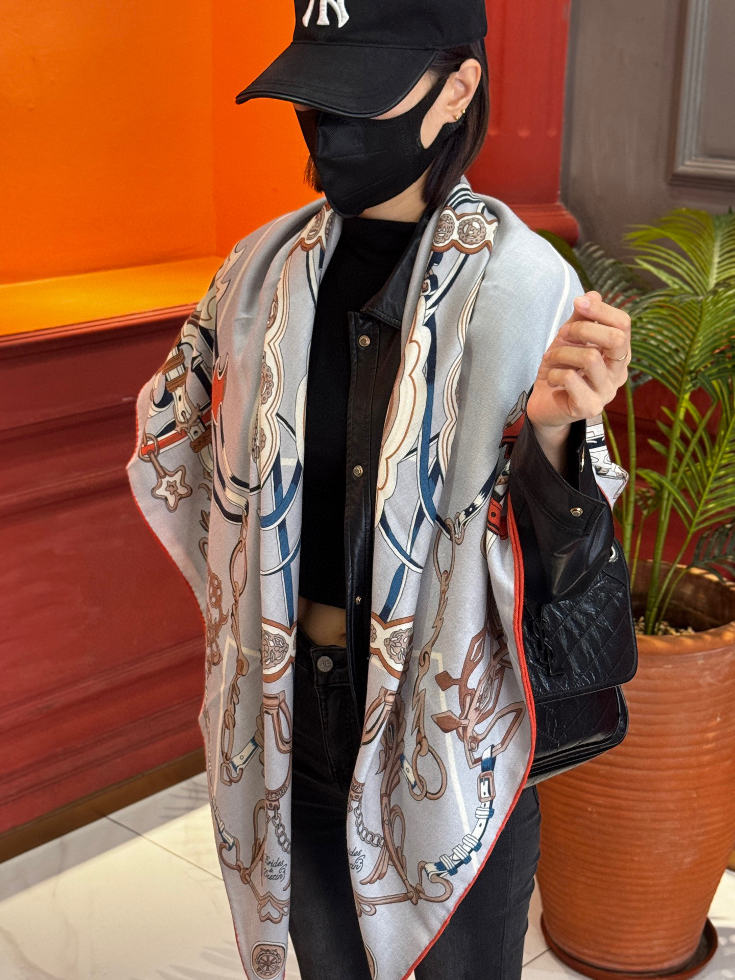 新款 秋冬搭配利器❗️顶级双面同色真丝羊绒披肩！！点睛精彩，图案和配色都超级喜欢，又一款双面配色工艺设计