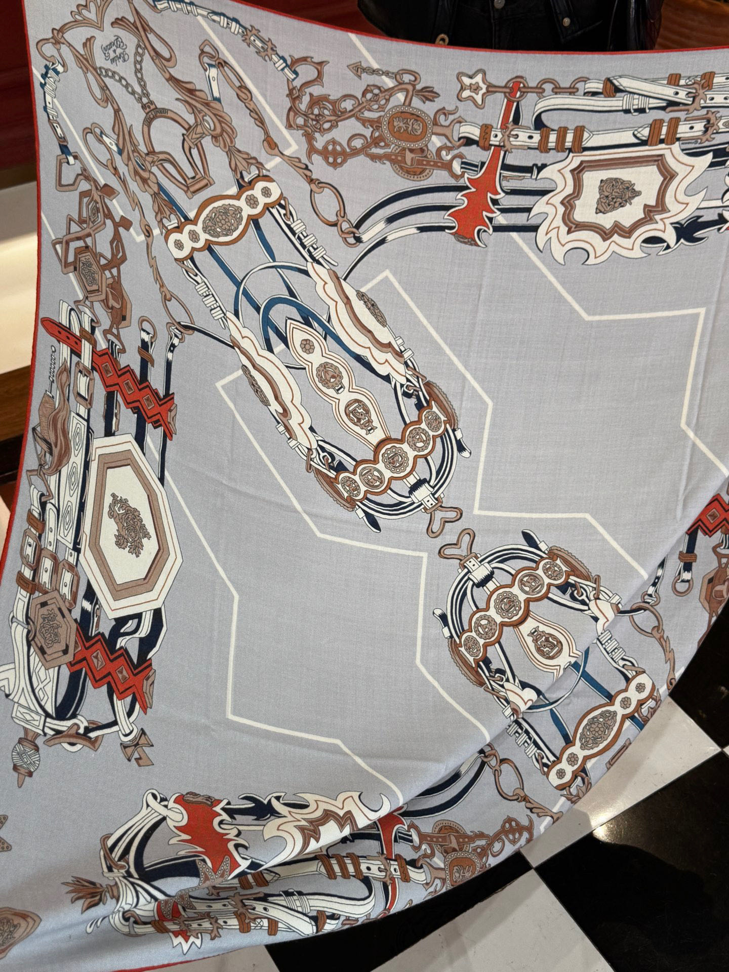 新款 秋冬搭配利器❗️顶级双面同色真丝羊绒披肩！！点睛精彩，图案和配色都超级喜欢，又一款双面配色工艺设计