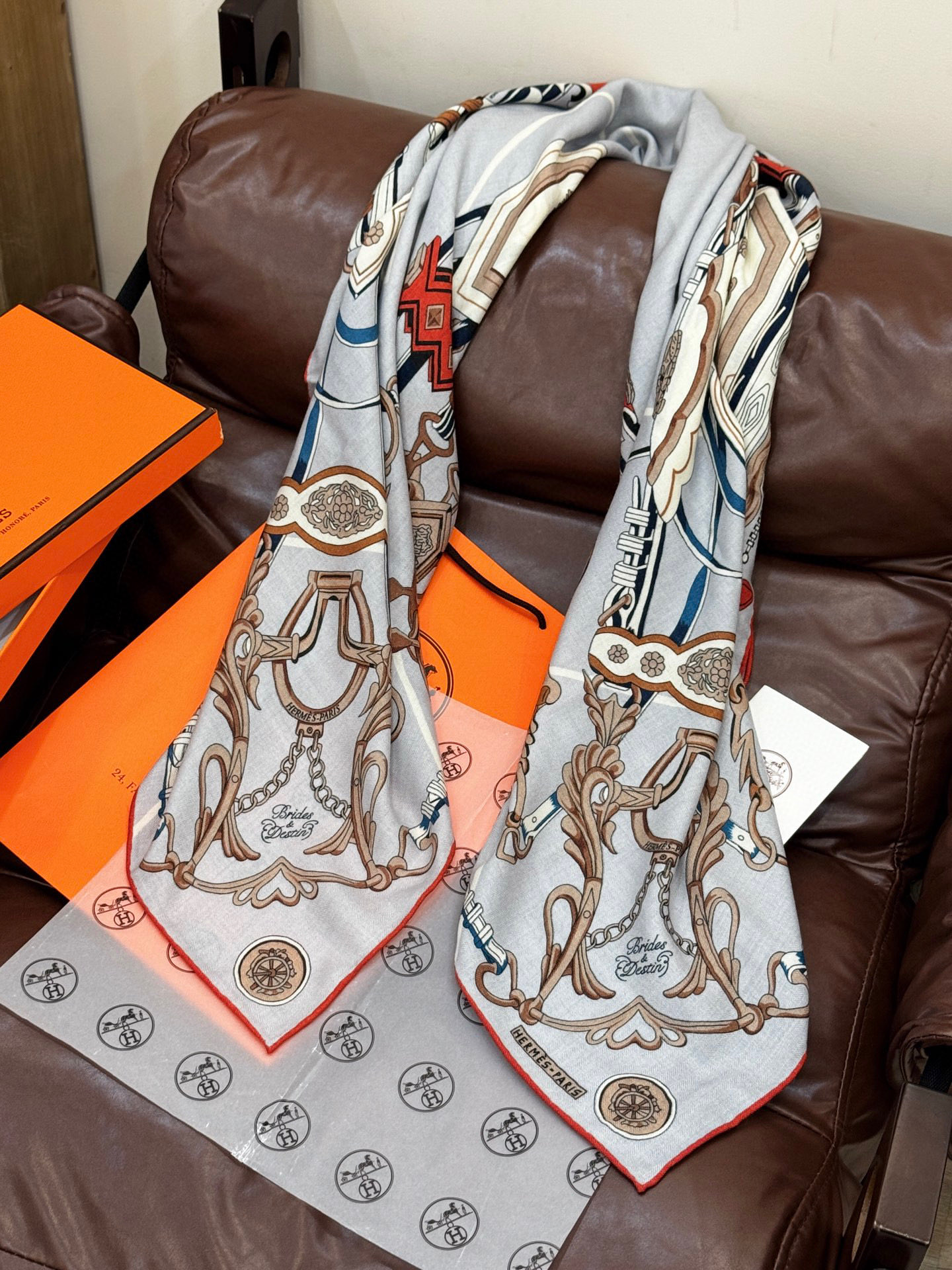 新款 秋冬搭配利器❗️顶级双面同色真丝羊绒披肩！！点睛精彩，图案和配色都超级喜欢，又一款双面配色工艺设计