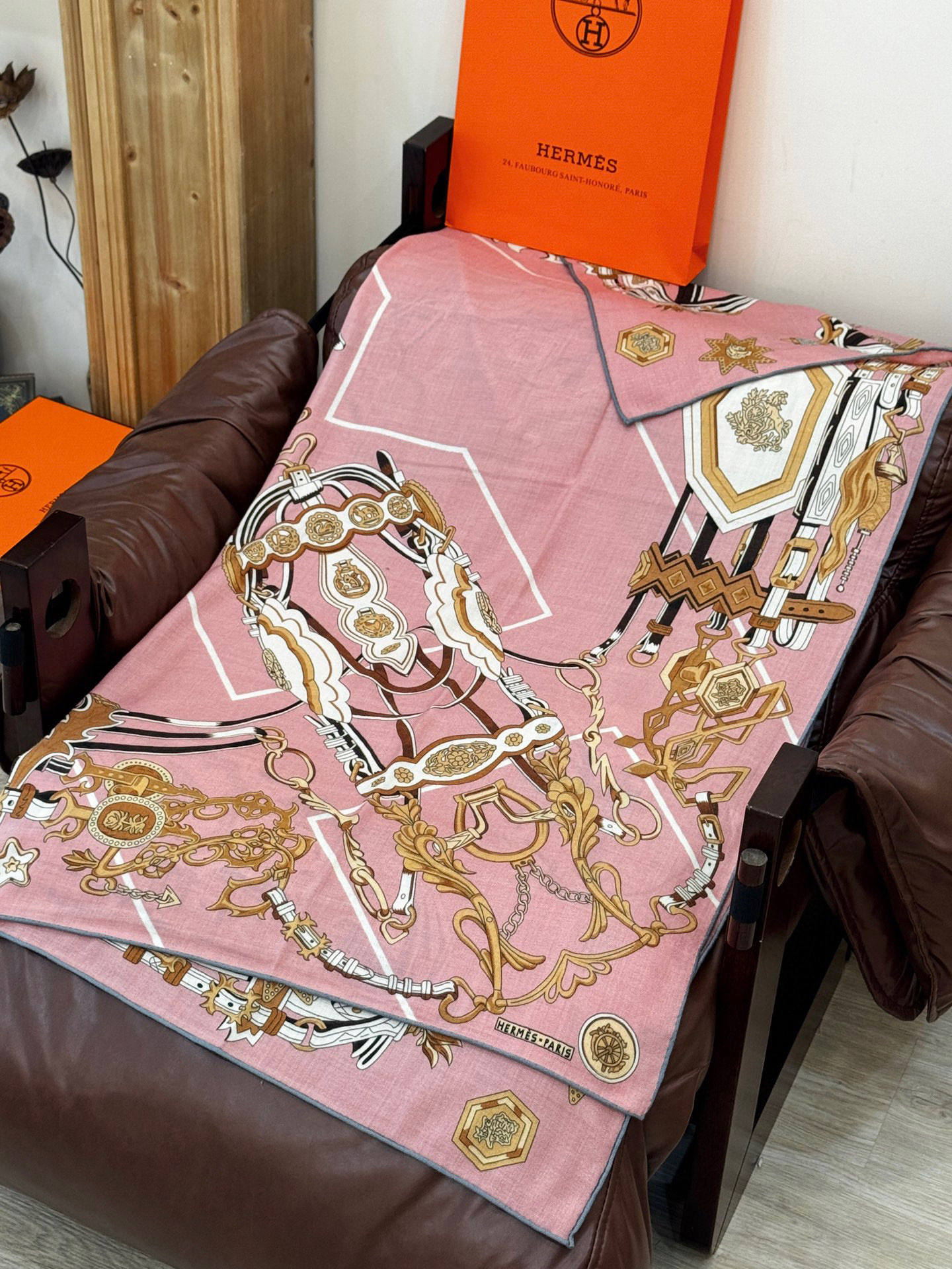 新款 秋冬搭配利器❗️顶级双面同色真丝羊绒披肩！！点睛精彩，图案和配色都超级喜欢，又一款双面配色工艺设计