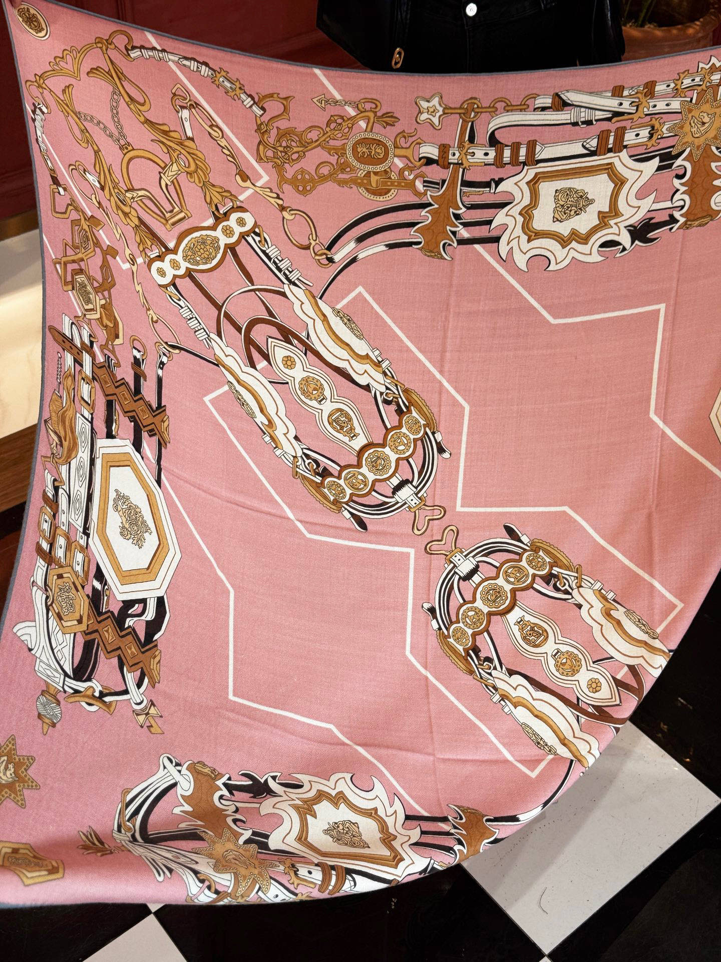 新款 秋冬搭配利器❗️顶级双面同色真丝羊绒披肩！！点睛精彩，图案和配色都超级喜欢，又一款双面配色工艺设计