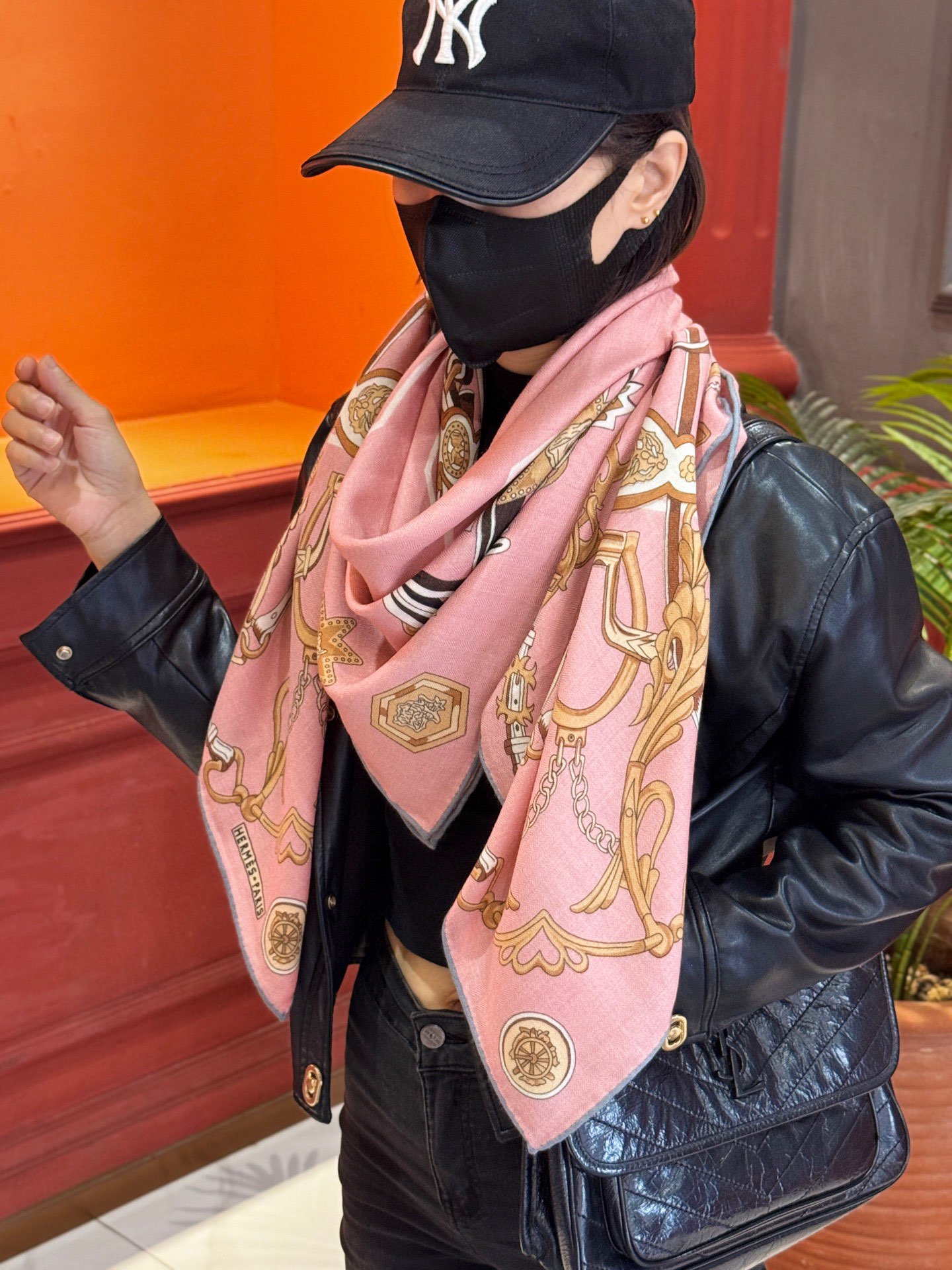 新款 秋冬搭配利器❗️顶级双面同色真丝羊绒披肩！！点睛精彩，图案和配色都超级喜欢，又一款双面配色工艺设计