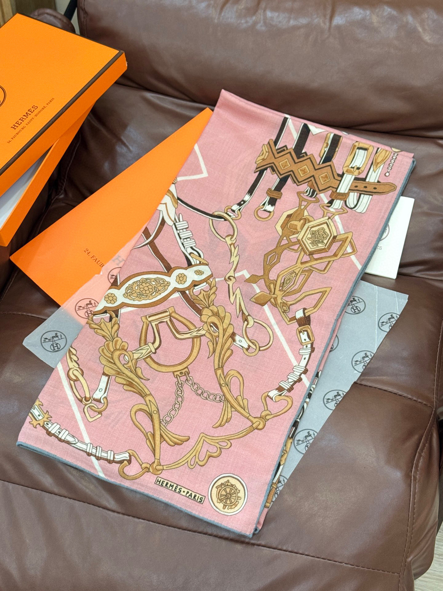 新款 秋冬搭配利器❗️顶级双面同色真丝羊绒披肩！！点睛精彩，图案和配色都超级喜欢，又一款双面配色工艺设计