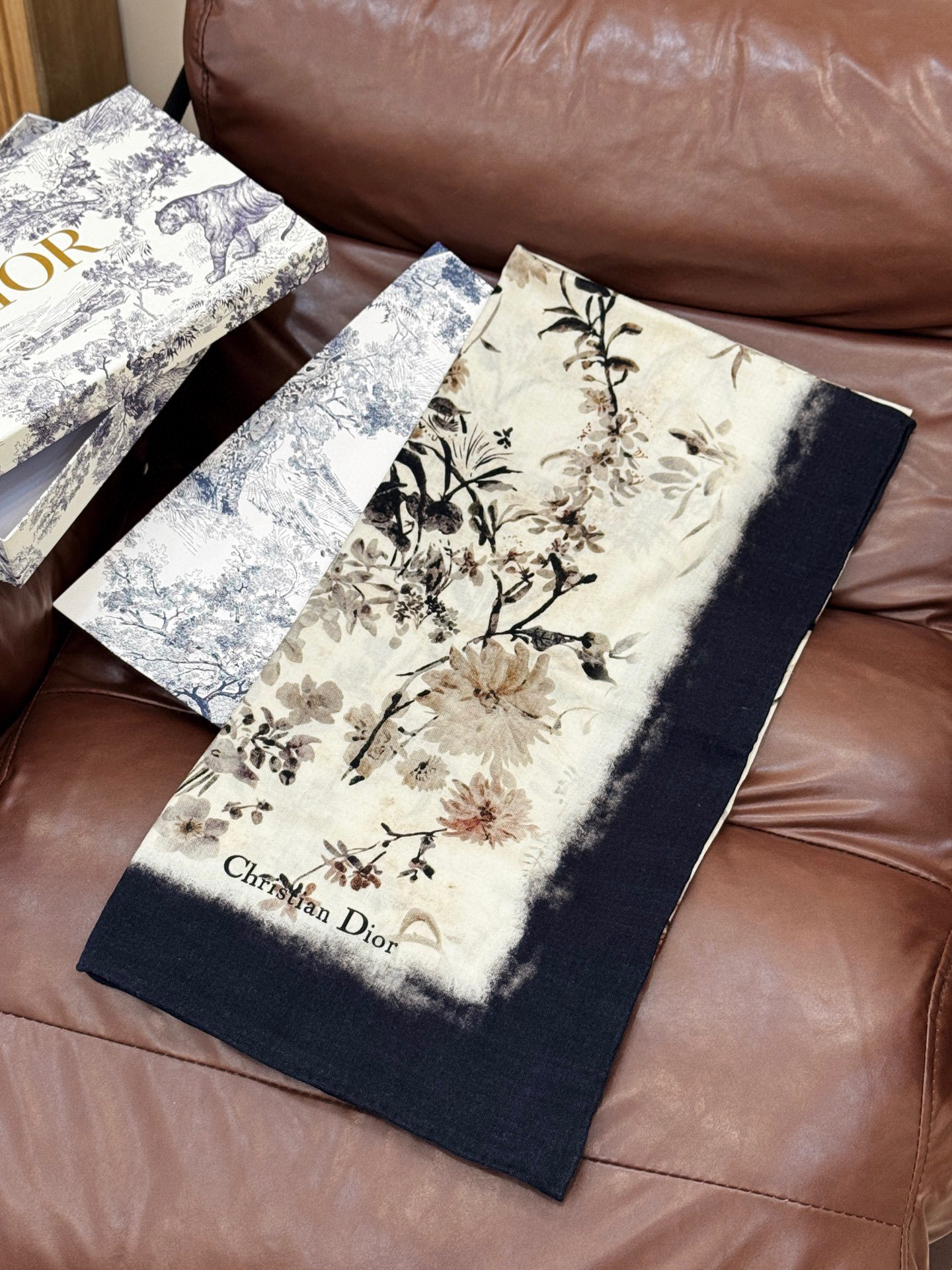 Dior 140丝毛双面同色印花披肩Millefiori 图案这款披肩饰以多色 Millefiori 图