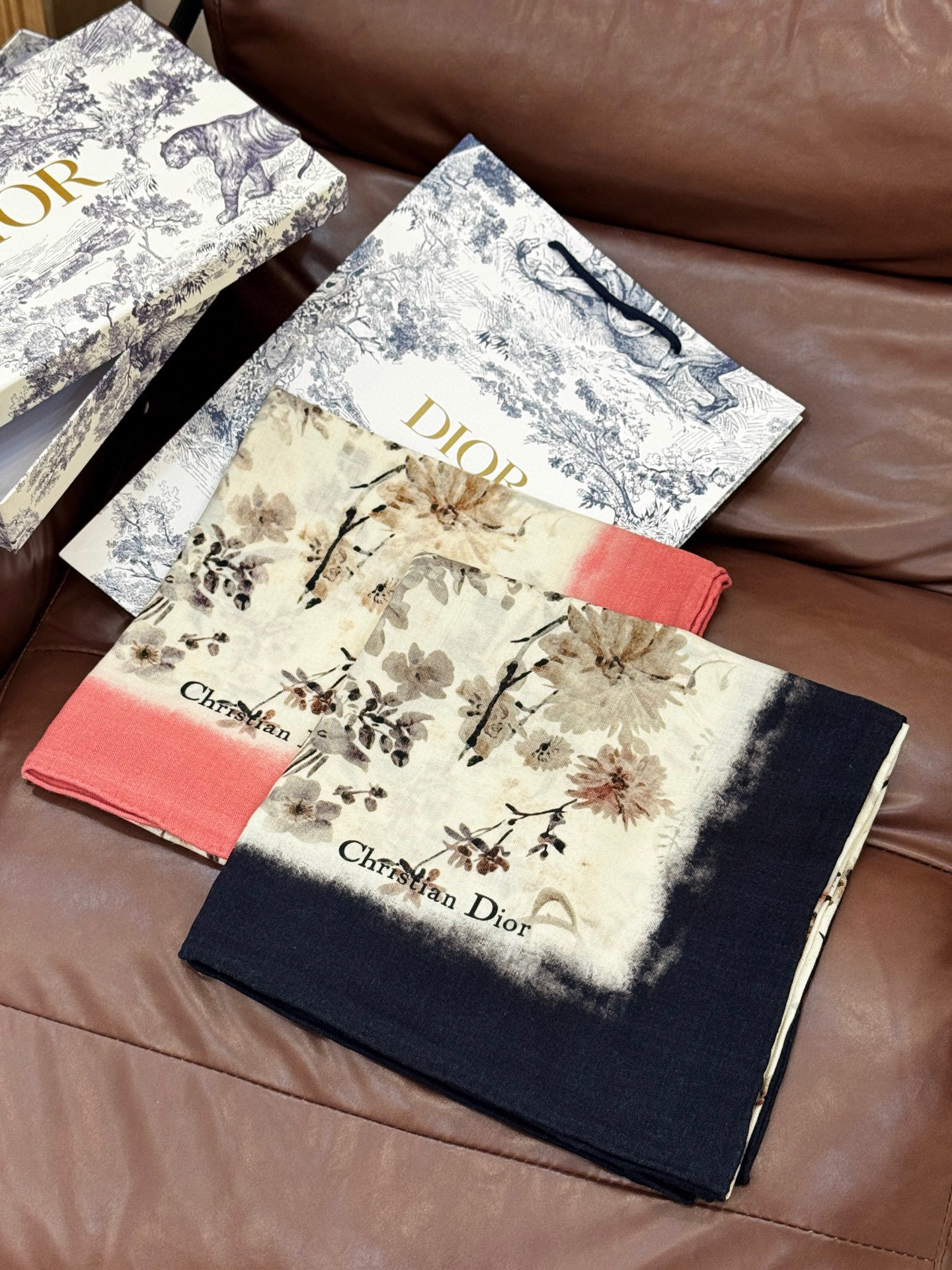 Dior 140丝毛双面同色印花披肩Millefiori 图案这款披肩饰以多色 Millefiori 图