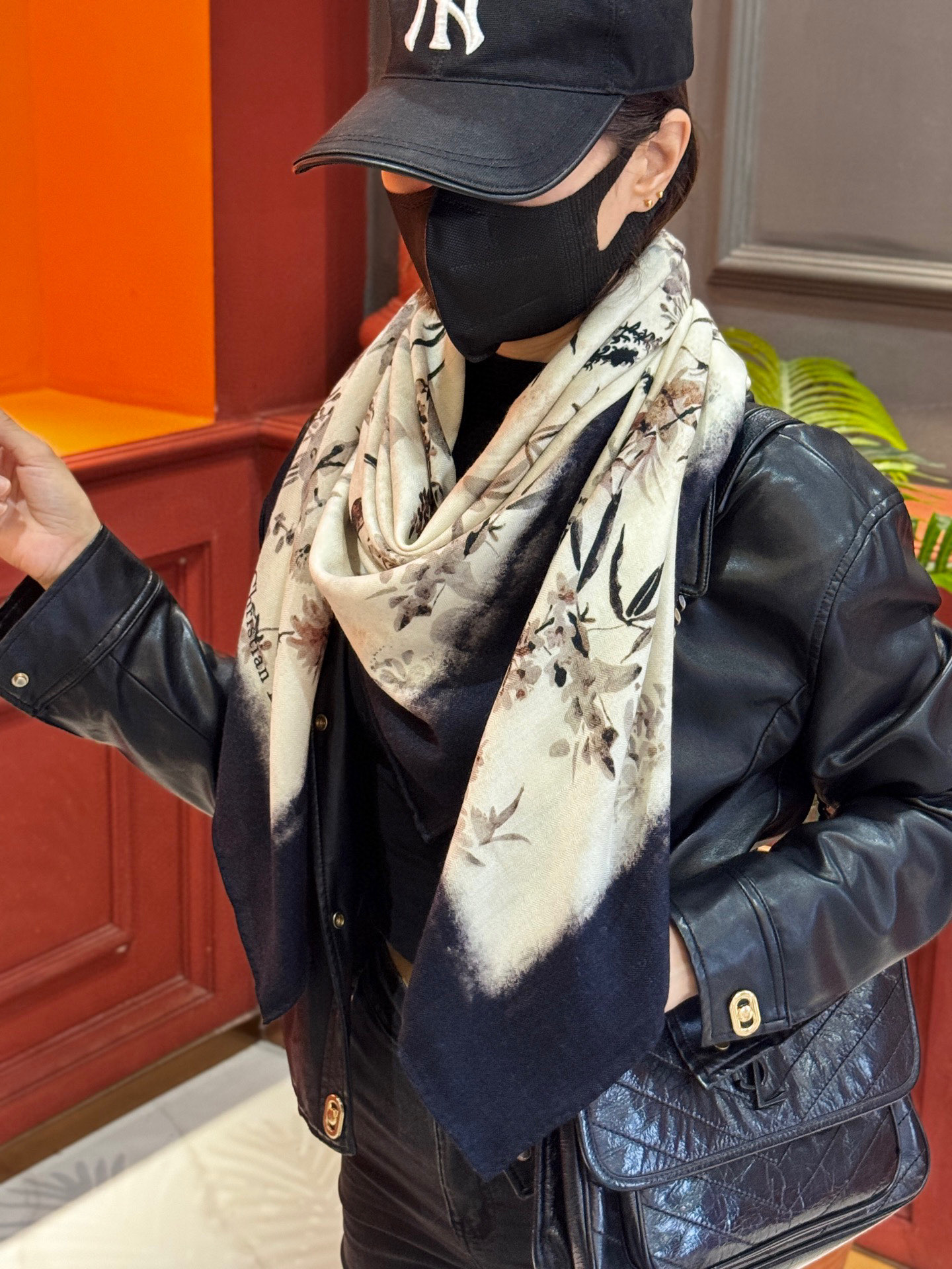 Dior 140丝毛双面同色印花披肩Millefiori 图案这款披肩饰以多色 Millefiori 图