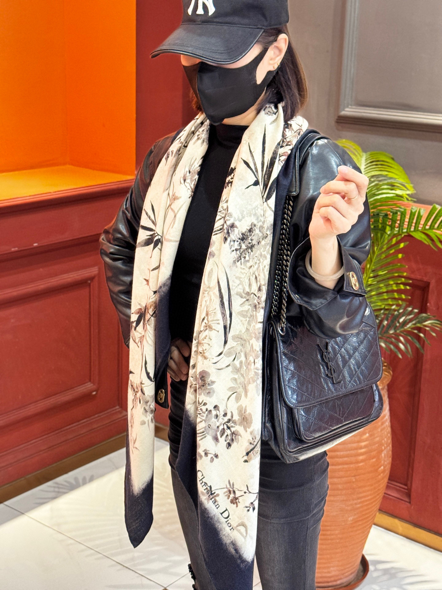 Dior 140丝毛双面同色印花披肩Millefiori 图案这款披肩饰以多色 Millefiori 图