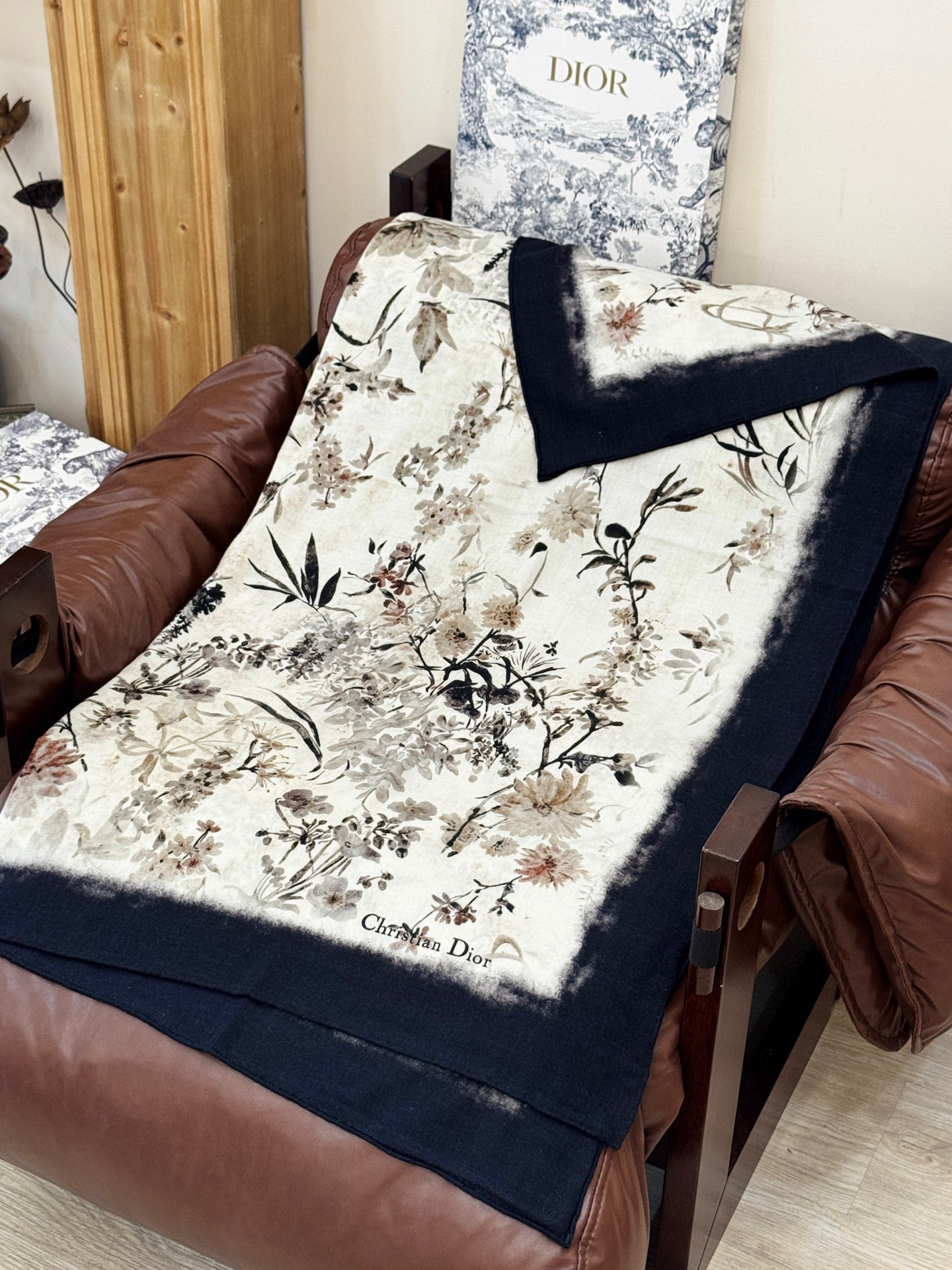 Dior 140丝毛双面同色印花披肩Millefiori 图案这款披肩饰以多色 Millefiori 图