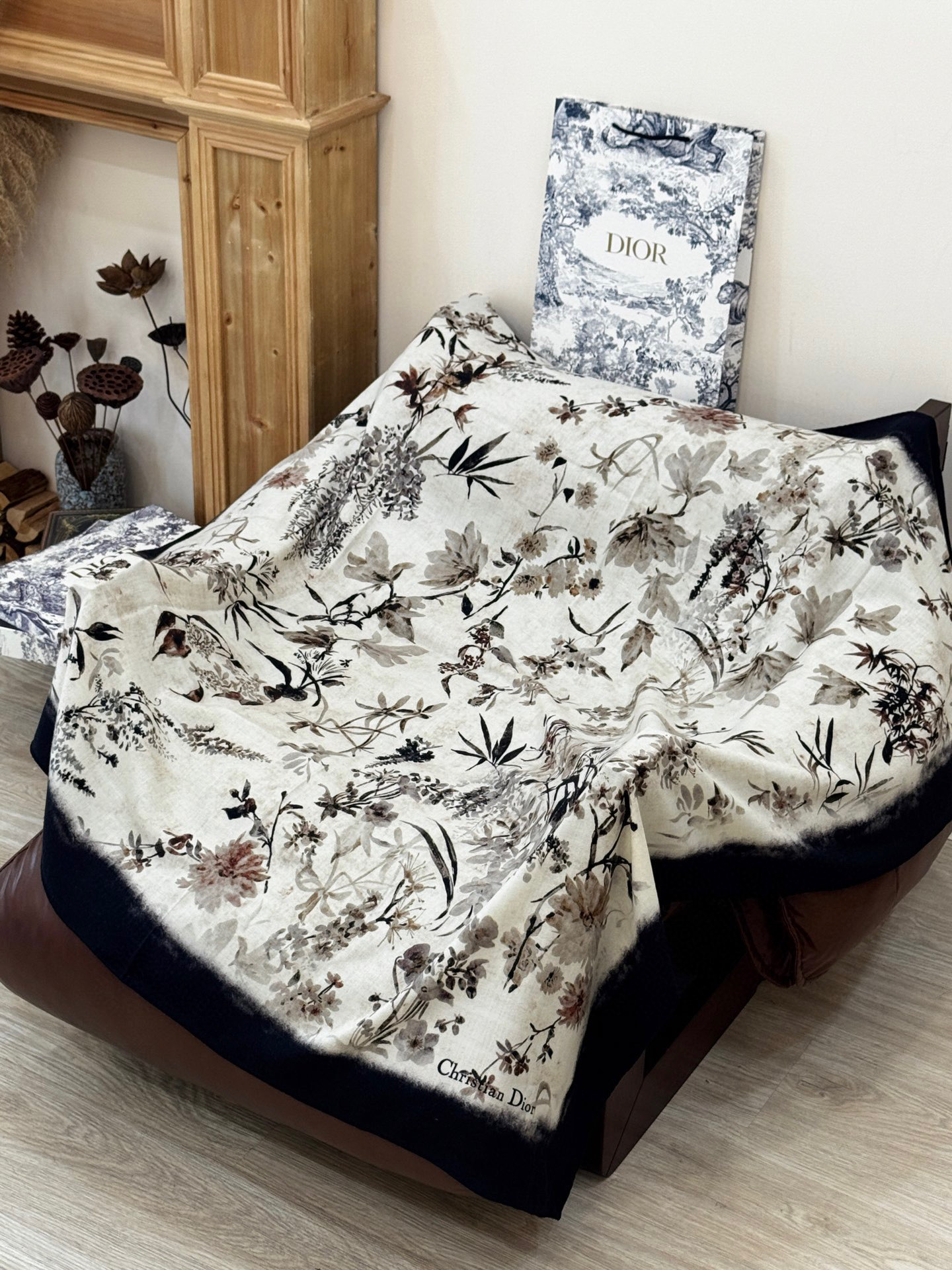 Dior 140丝毛双面同色印花披肩Millefiori 图案这款披肩饰以多色 Millefiori 图