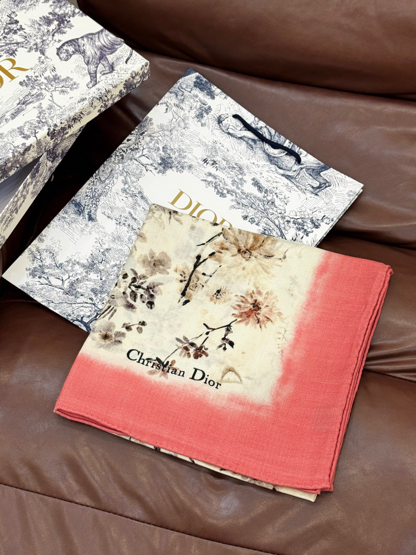 Dior 140丝毛双面同色印花披肩Millefiori 图案这款披肩饰以多色 Millefiori 图