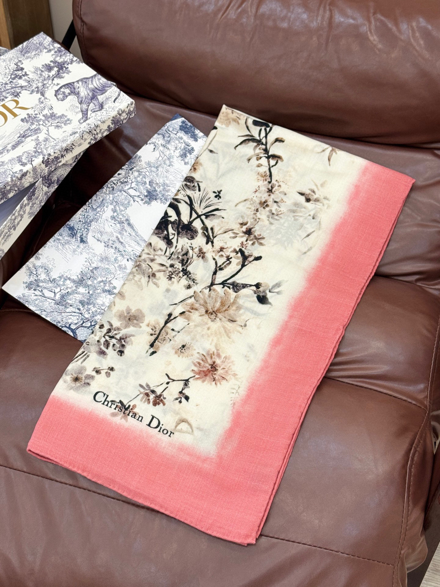 Dior 140丝毛双面同色印花披肩Millefiori 图案这款披肩饰以多色 Millefiori 图