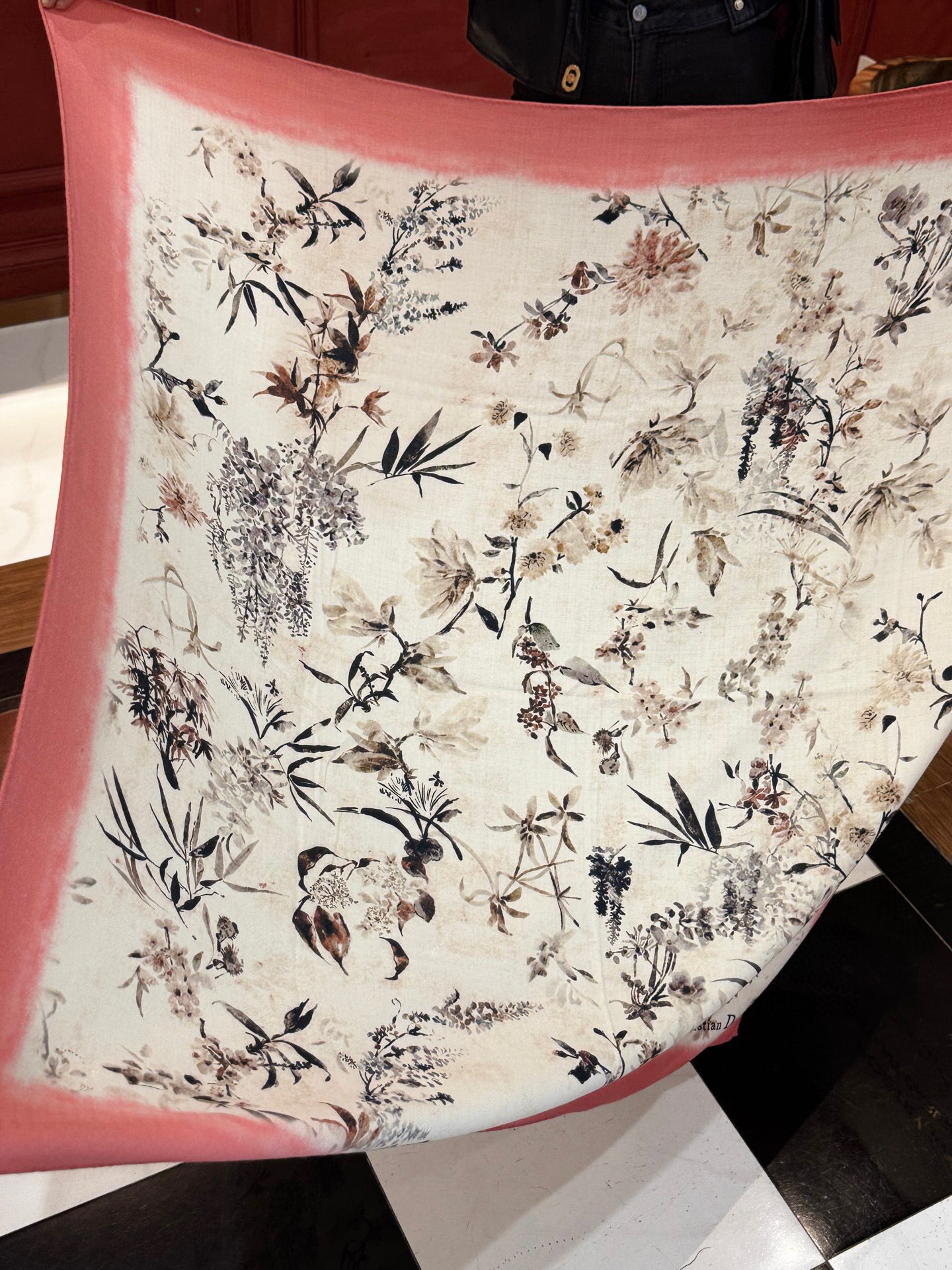 Dior 140丝毛双面同色印花披肩Millefiori 图案这款披肩饰以多色 Millefiori 图