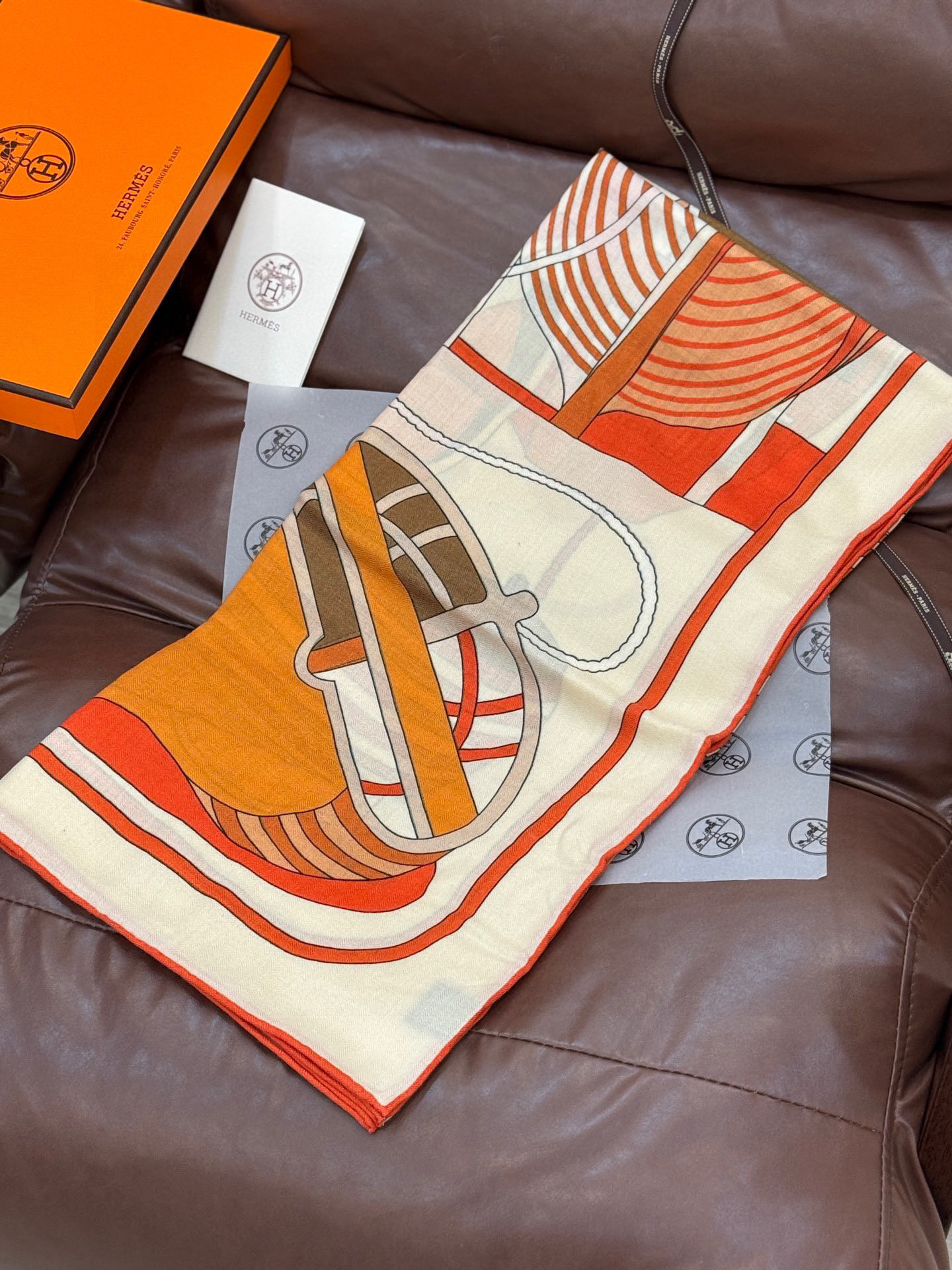 💟2025年早秋上新💞【双面同色丝毛方巾】手工卷边山羊绒和真丝混纺披肩（70%山羊绒，30%桑蚕丝）这款