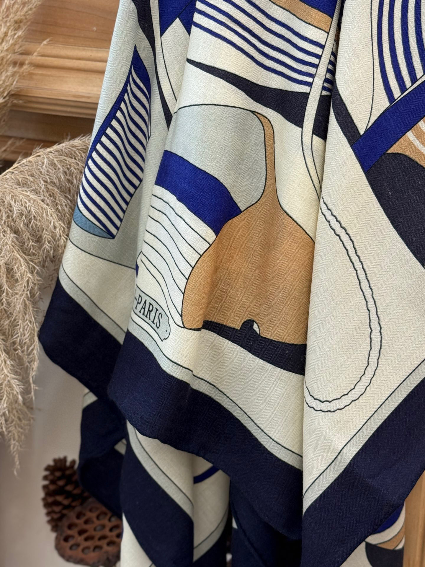 💟2025年早秋上新💞【双面同色丝毛方巾】手工卷边山羊绒和真丝混纺披肩（70%山羊绒，30%桑蚕丝）这款