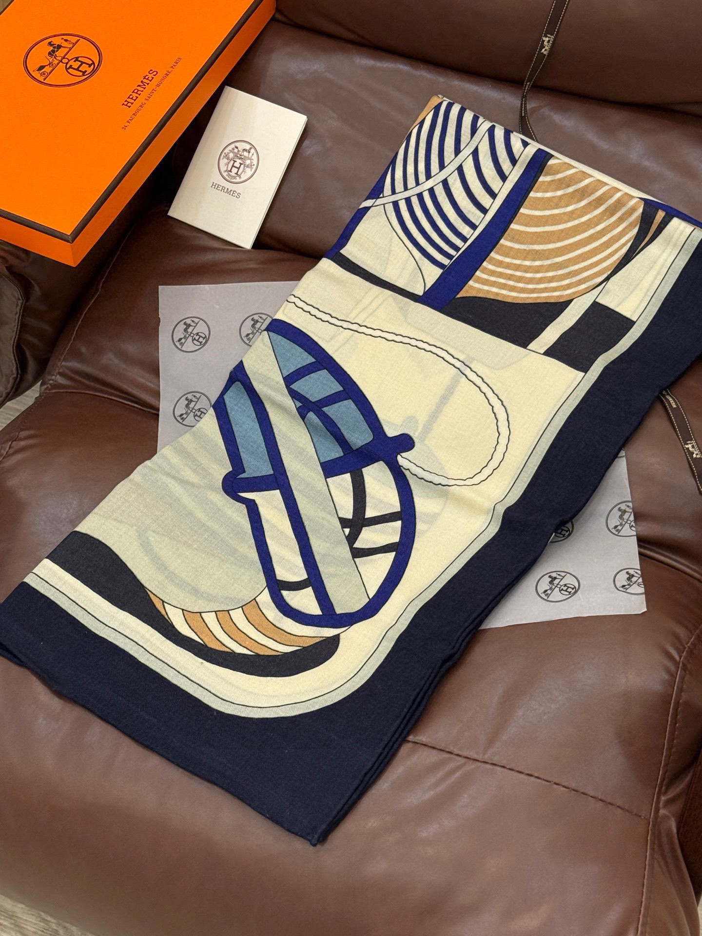 💟2025年早秋上新💞【双面同色丝毛方巾】手工卷边山羊绒和真丝混纺披肩（70%山羊绒，30%桑蚕丝）这款