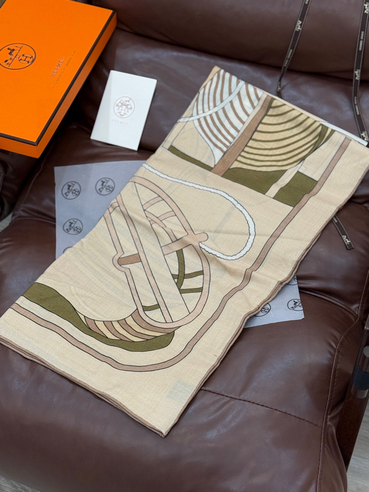 💟2025年早秋上新💞【双面同色丝毛方巾】手工卷边山羊绒和真丝混纺披肩（70%山羊绒，30%桑蚕丝）这款