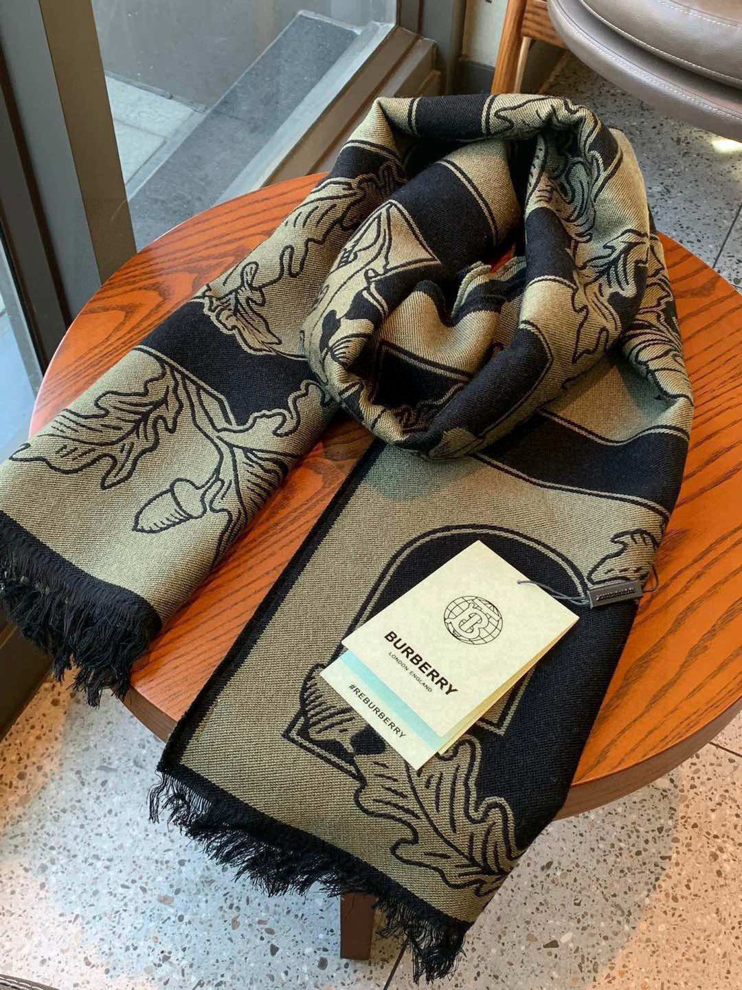 大家也看到了，很有创意的一款围巾，上身效果就不用说了，一定是出片的！从原料、染色到生产工艺，完全按照大货