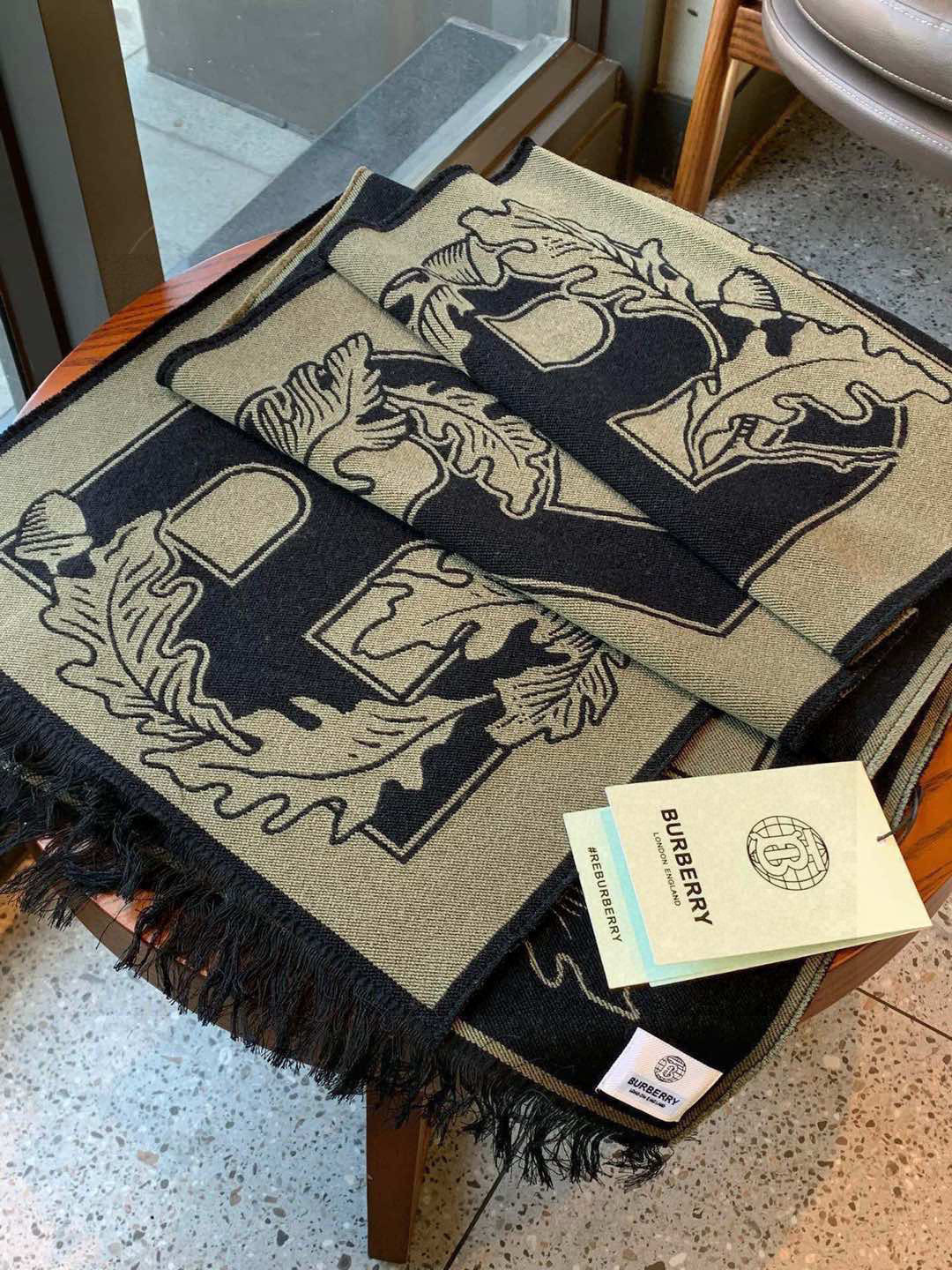 大家也看到了，很有创意的一款围巾，上身效果就不用说了，一定是出片的！从原料、染色到生产工艺，完全按照大货