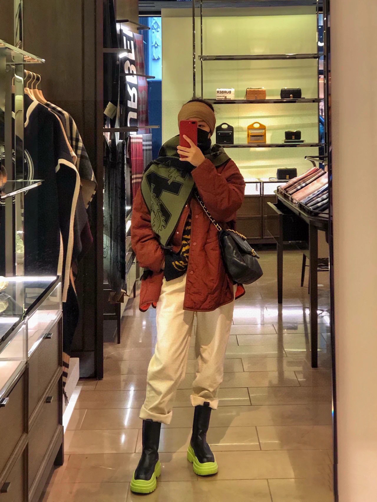 大家也看到了，很有创意的一款围巾，上身效果就不用说了，一定是出片的！从原料、染色到生产工艺，完全按照大货