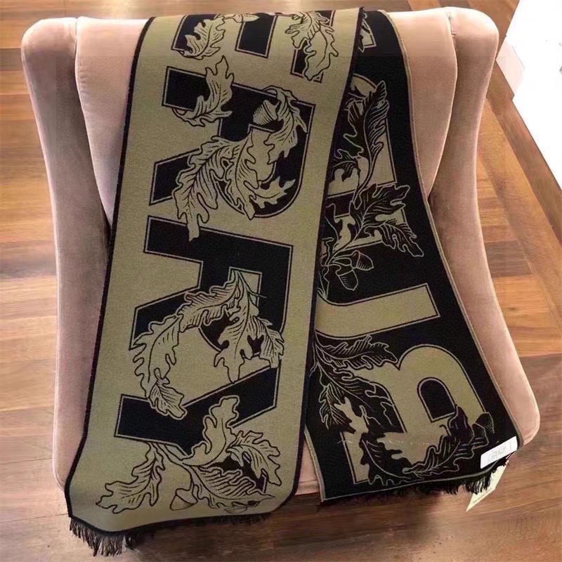 大家也看到了，很有创意的一款围巾，上身效果就不用说了，一定是出片的！从原料、染色到生产工艺，完全按照大货