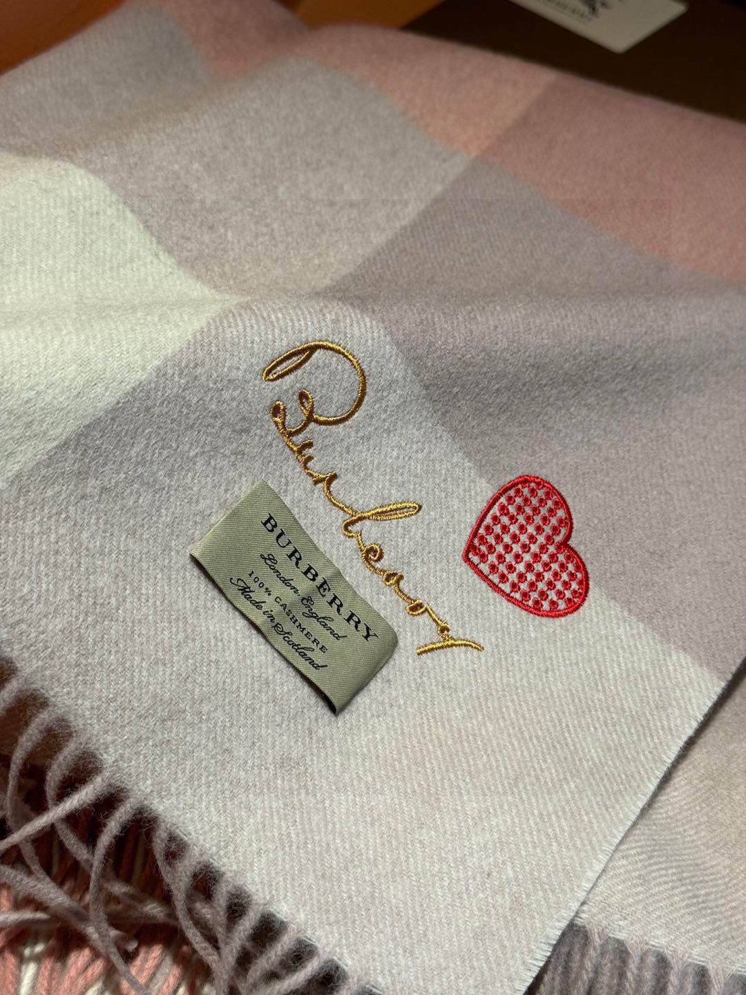 【B手抄体桃心】‼️ 限量版👍👍绝对的美化了心的设计🔝🔝，超级无敌的硬核，🔥🔥🔥从外商去年疫情前寄版下来