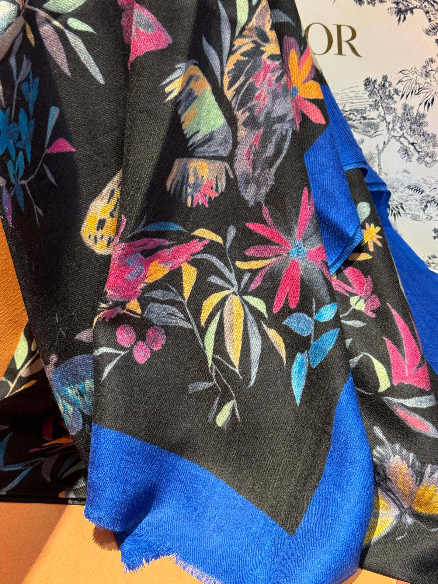 上新🌟 DIOR💄💋新款💖羊绒面料长巾 😘美翻了[流泪]御用殿堂级极‼️新款专柜在售 纯羊绒独特设计风格