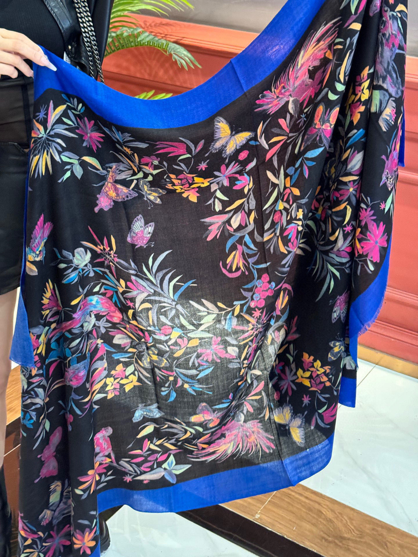 上新🌟 DIOR💄💋新款💖羊绒面料长巾 😘美翻了[流泪]御用殿堂级极‼️新款专柜在售 纯羊绒独特设计风格