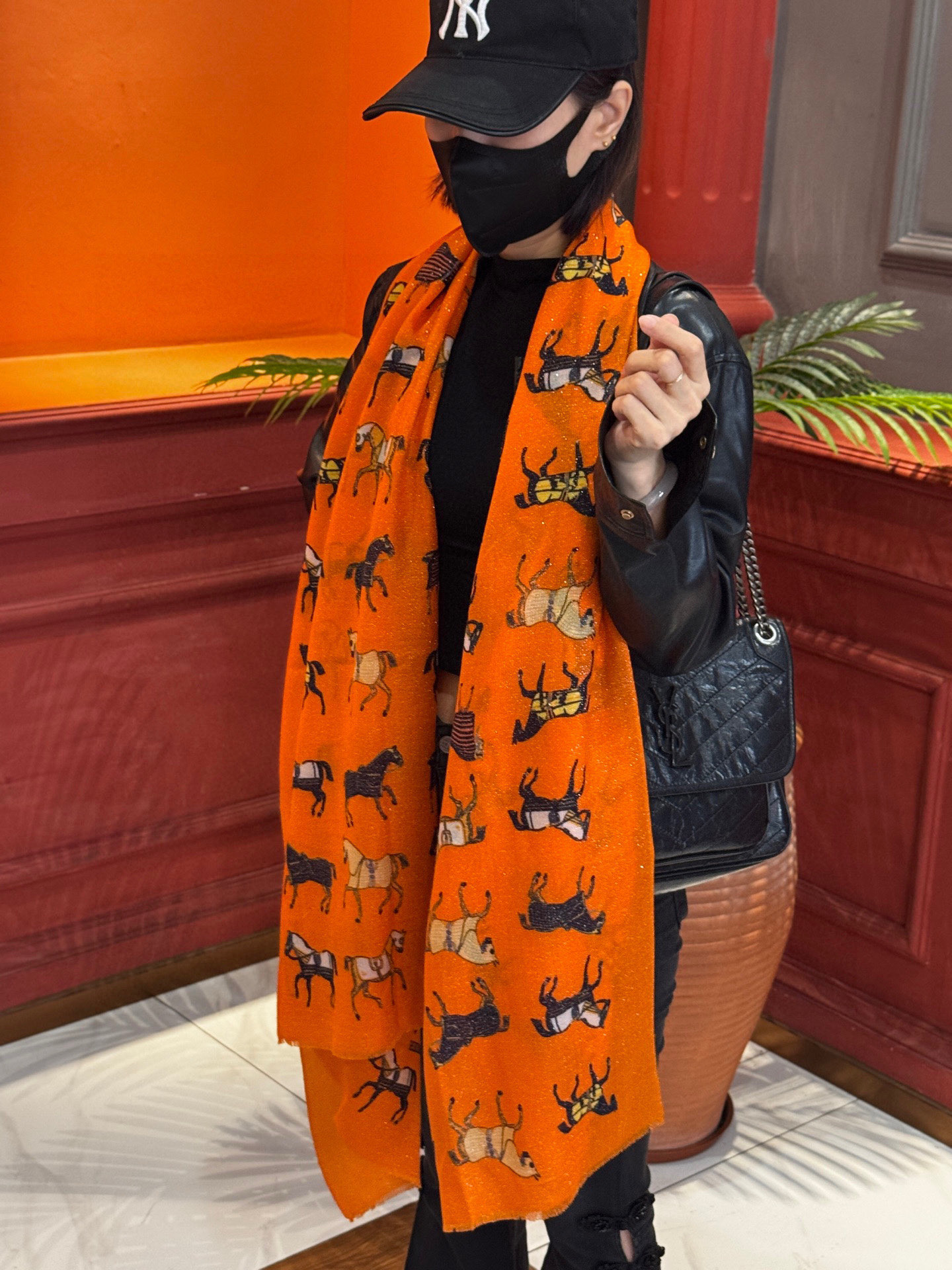 上新🌟 会发光发亮的围巾 💄💋新款客银丝+💖羊绒面料长巾 😘美翻了[流泪]H家【骏马披挂长巾】御用殿堂级