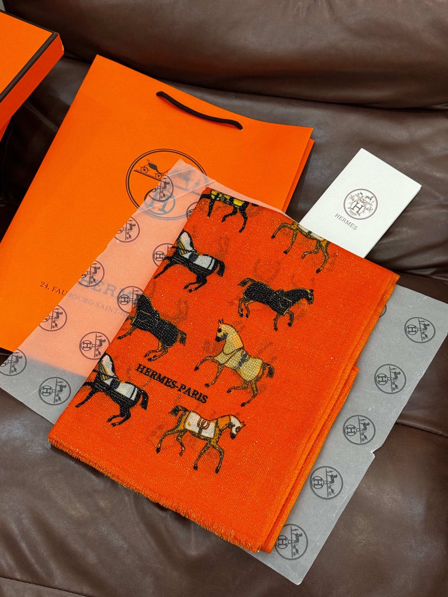 上新🌟 会发光发亮的围巾 💄💋新款客银丝+💖羊绒面料长巾 😘美翻了[流泪]H家【骏马披挂长巾】御用殿堂级