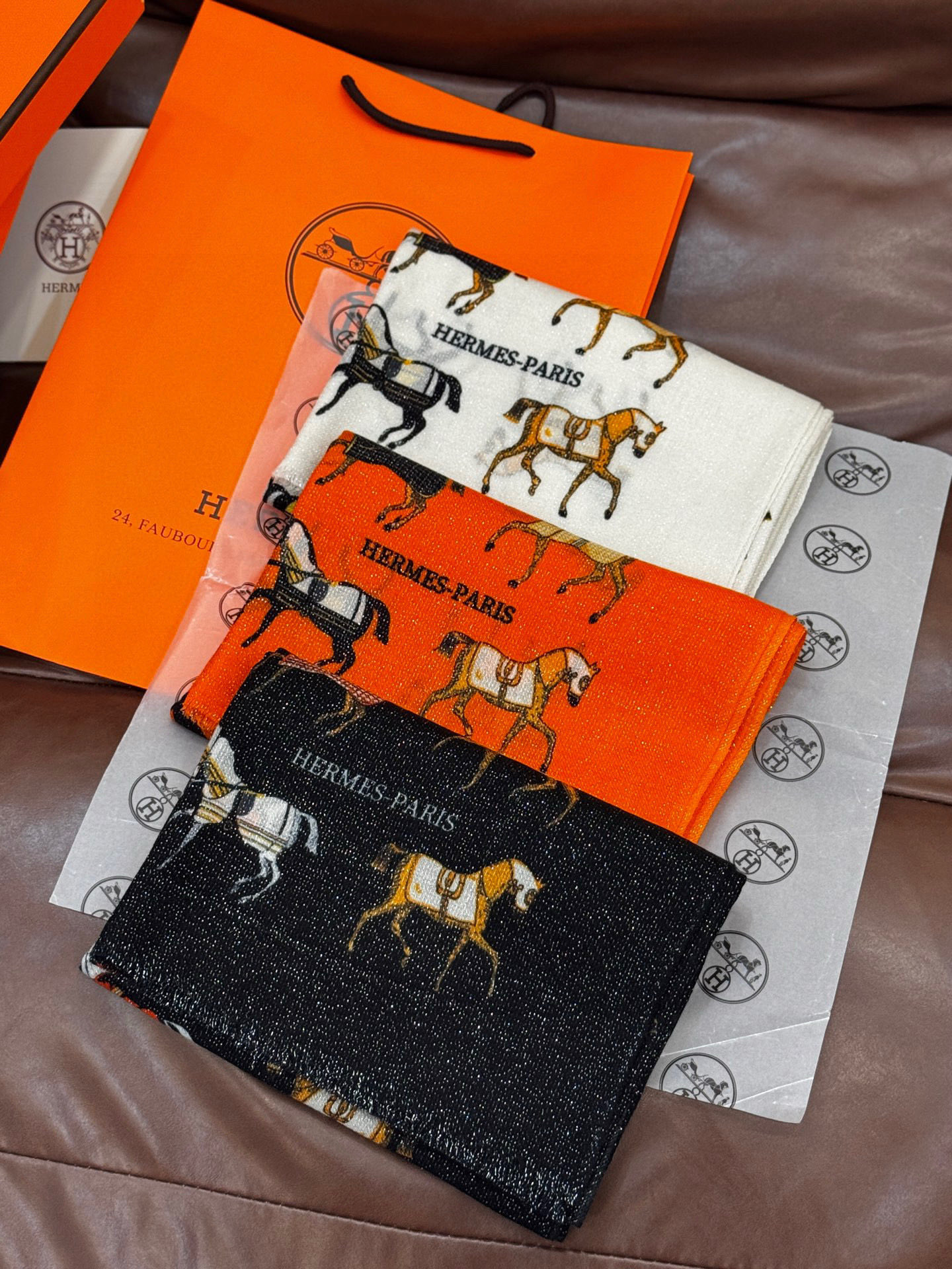 上新🌟 会发光发亮的围巾 💄💋新款客银丝+💖羊绒面料长巾 😘美翻了[流泪]H家【骏马披挂长巾】御用殿堂级