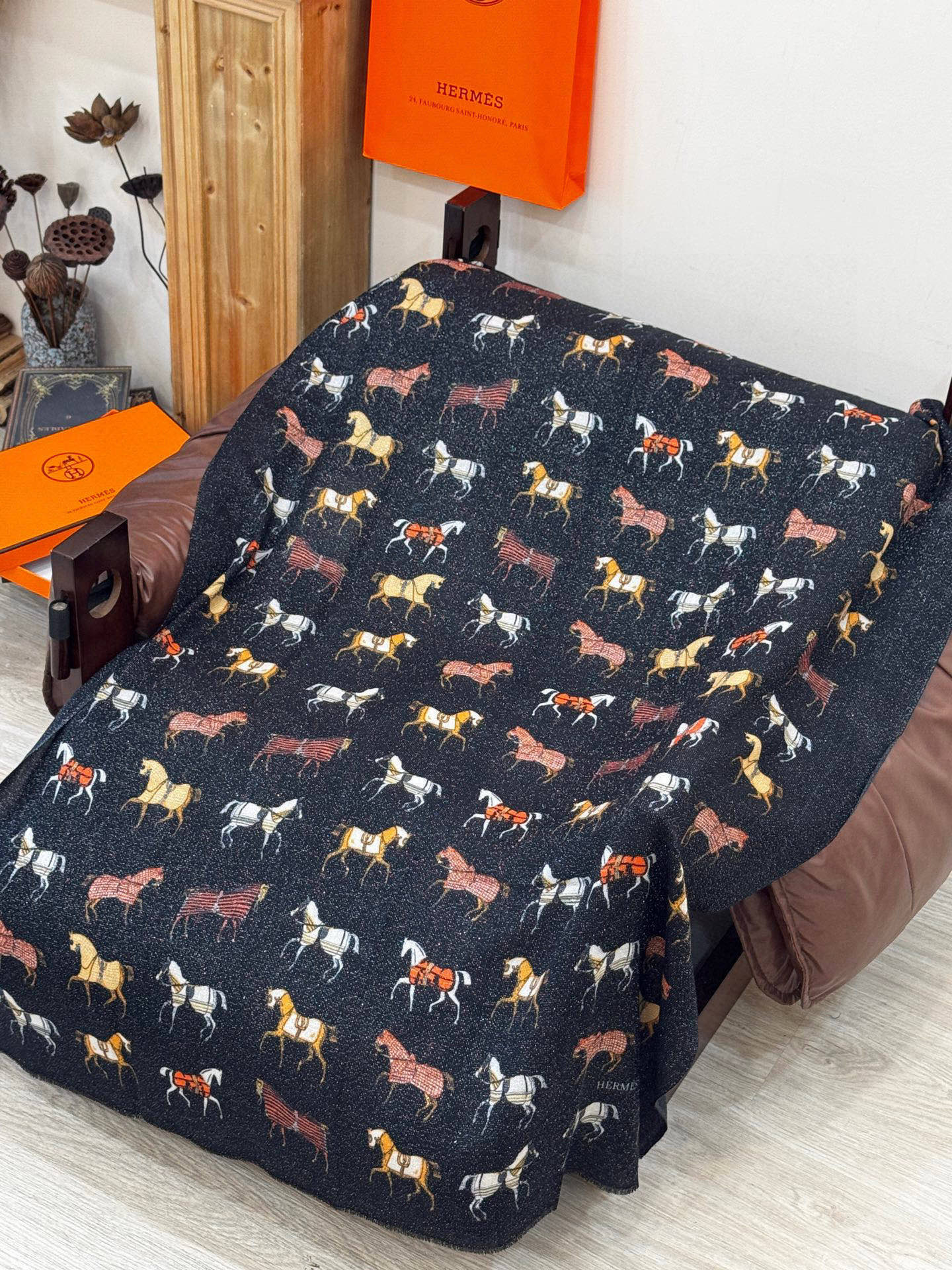 上新🌟 会发光发亮的围巾 💄💋新款客银丝+💖羊绒面料长巾 😘美翻了[流泪]H家【骏马披挂长巾】御用殿堂级