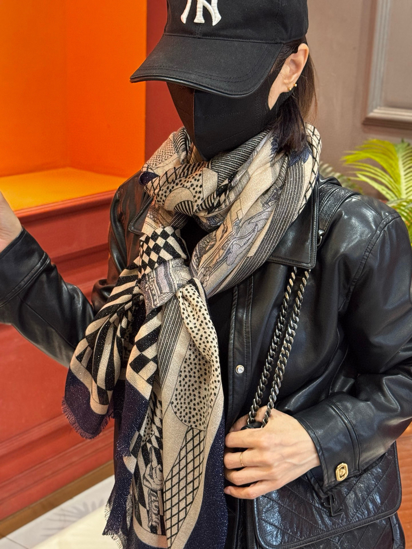 会发光发亮的围巾 爱马仕 专柜同步 买了都说好看羊绒印花‼️推荐💕顶级工艺超值‼️爱马仕专柜爆款🎁🎁羊绒